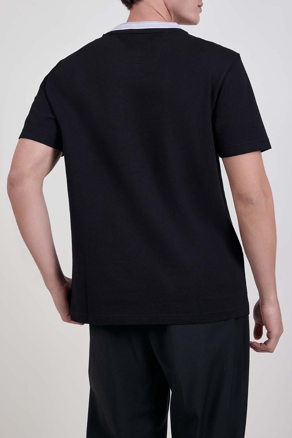 תמונת דוגמן אחורית של חולצת טי בגזרה ישרה