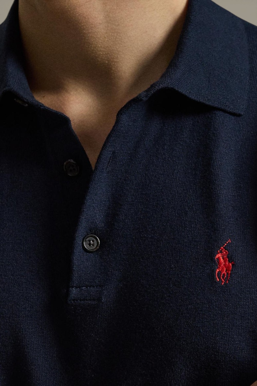 תמונת תקריב דוגמן של חולצת פולו ארוכה