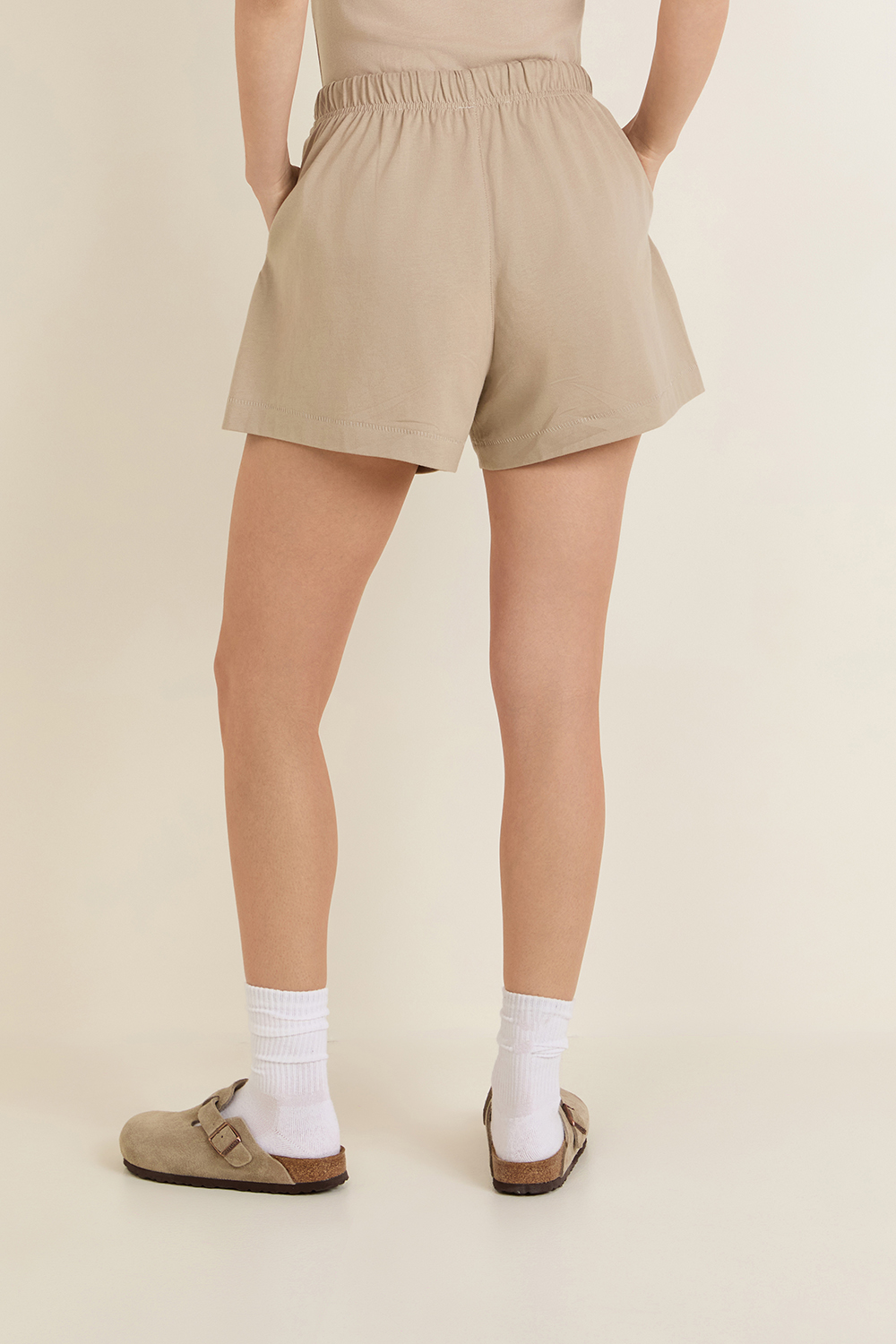 תמונת דוגמן אחורית של מכנסיים קצרים