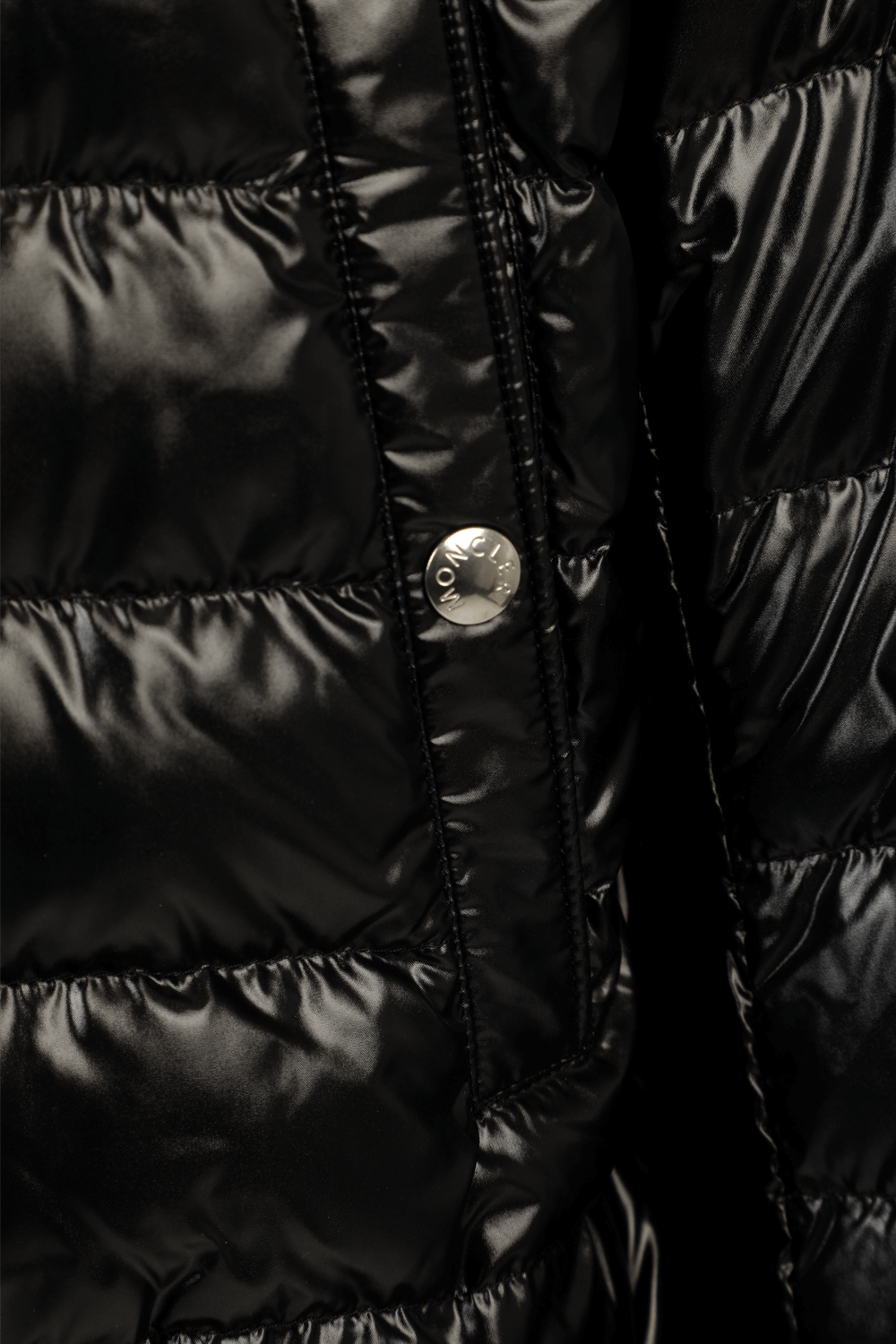 תמונת תקריב של Perouges Bomber Jacket in Black