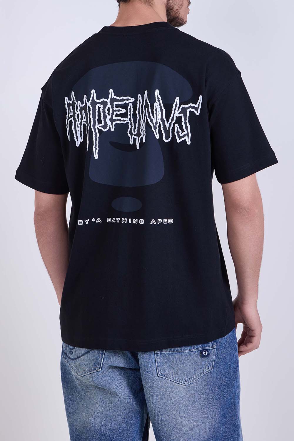 תמונת דוגמן אחורית של חולצת טי בגזרה ישרה