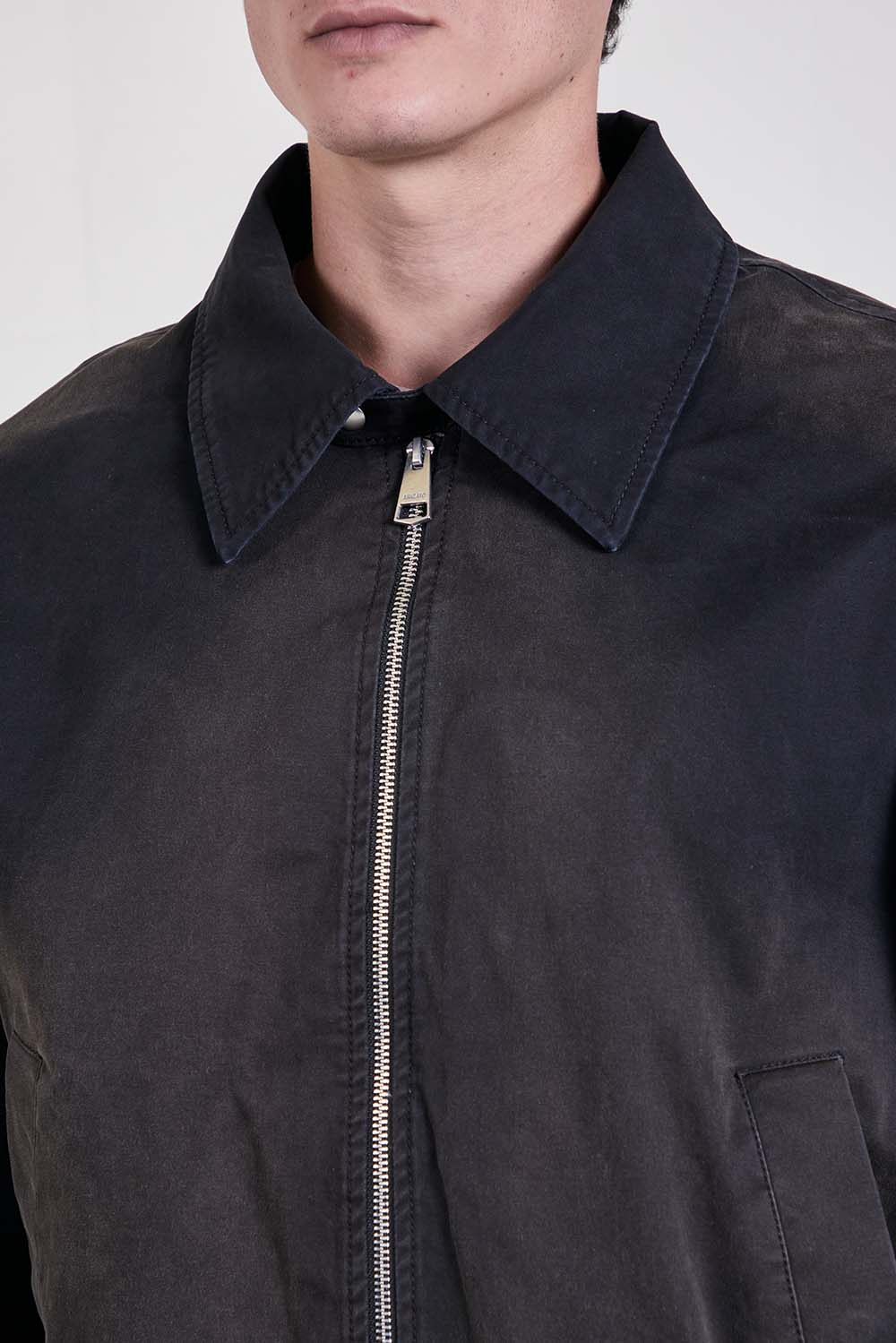 תמונת תקריב דוגמן של ז'קט בגזרה משוחררת