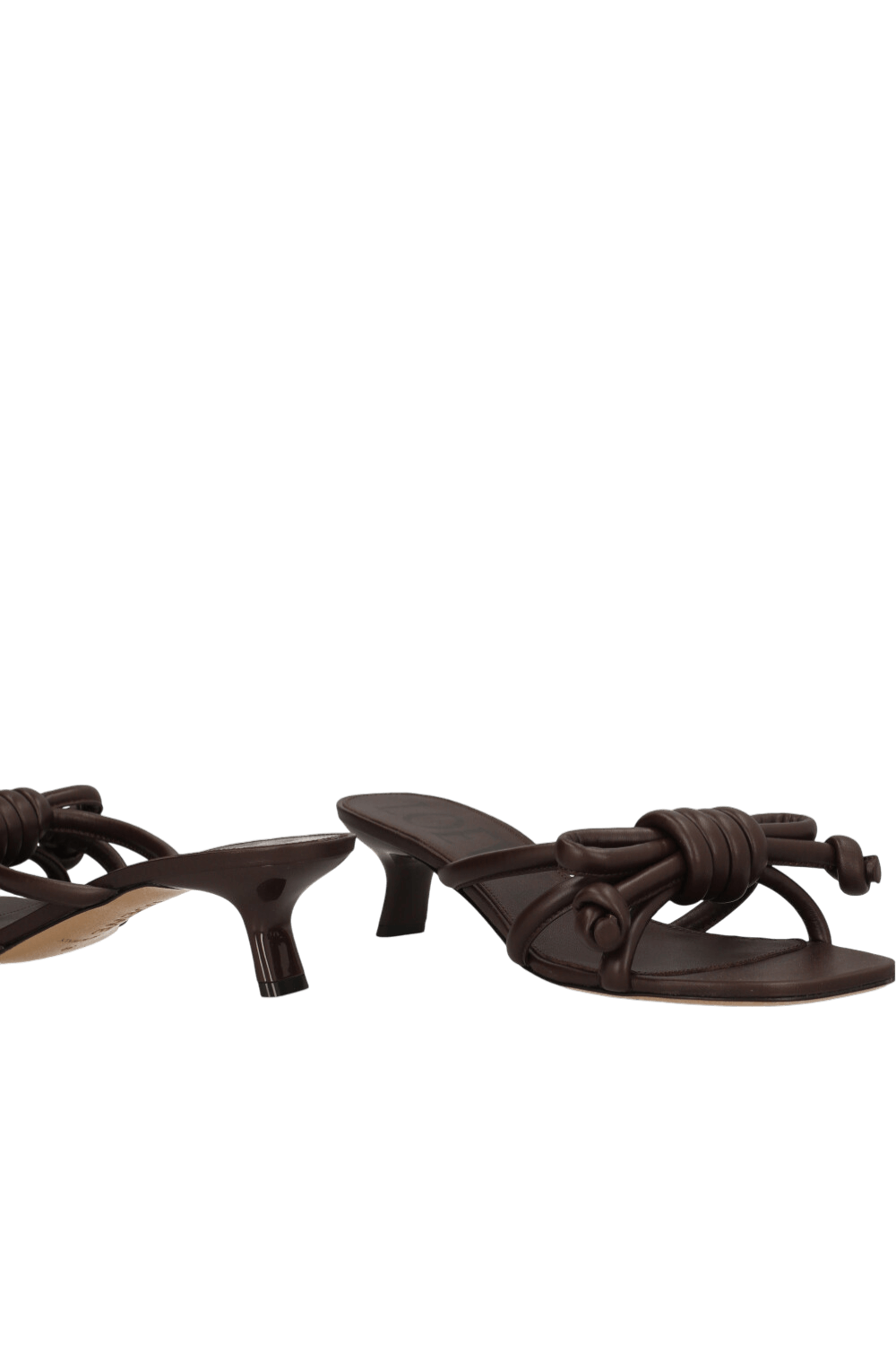 תמונת תקריב של סנדלי עקב פלמנקו קנוט