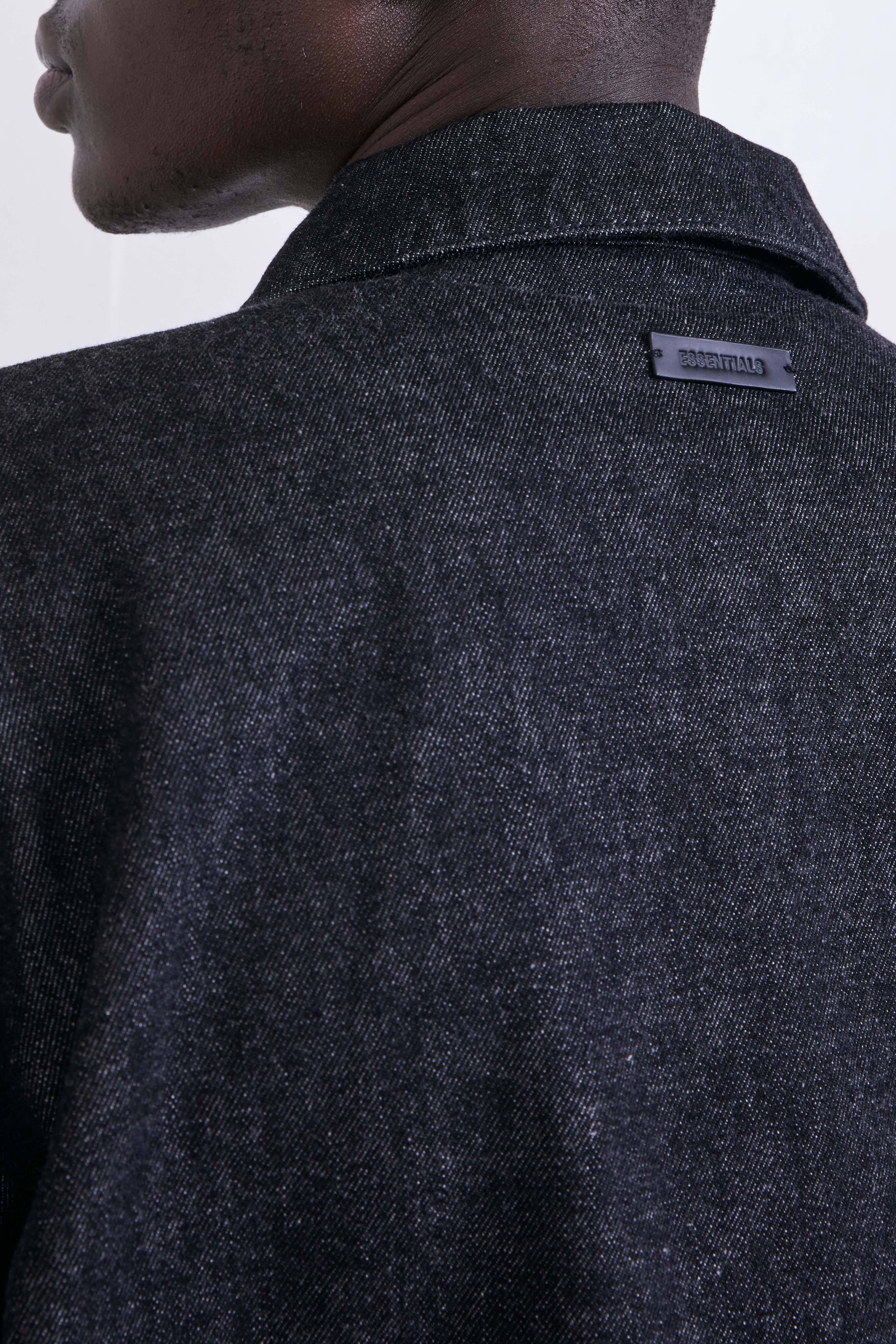 תמונת תקריב דוגמן של ז'קט ג'ינס