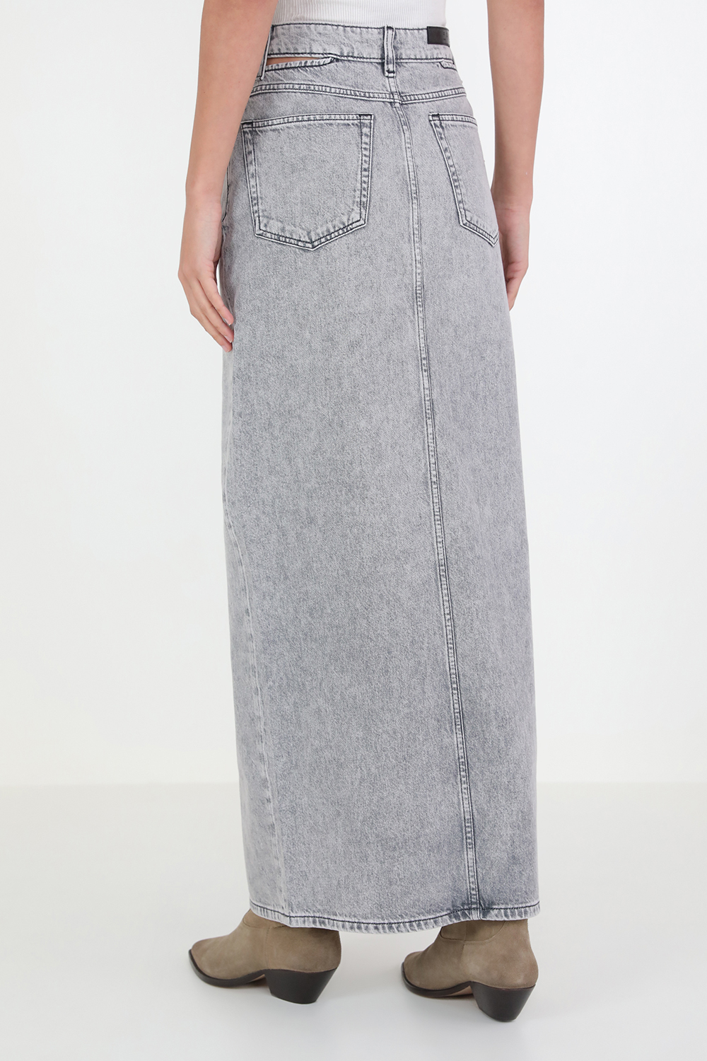 תמונת דוגמן אחורית של חצאית ג'ינס מקסי