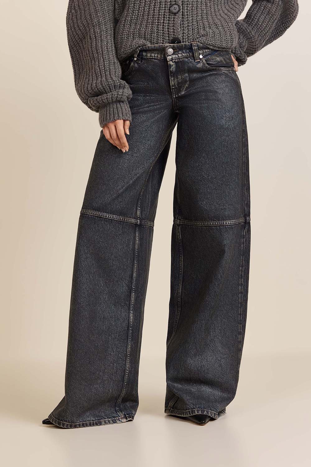 תמונת דוגמן קידמית של מכנסי ג'ינס בגזרה גבוהה