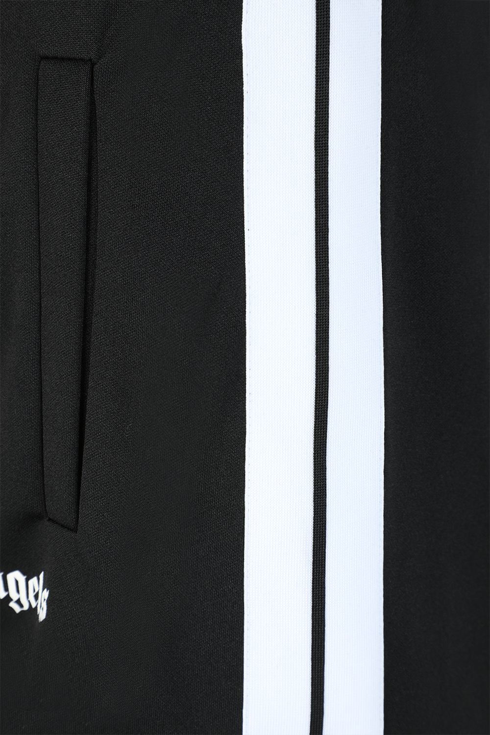 תמונה אחורית של מכנסי טרנינג קצרים ושחורים