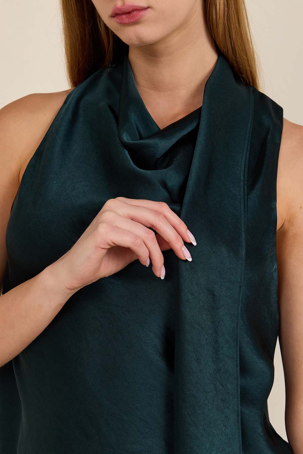 תמונת תקריב דוגמן של טופ קולר סאטן