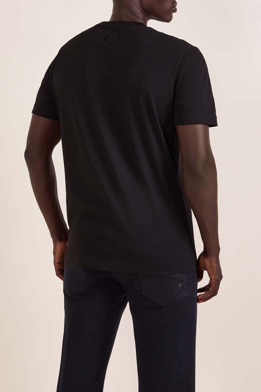 תמונת דוגמן אחורית של חולצת טי