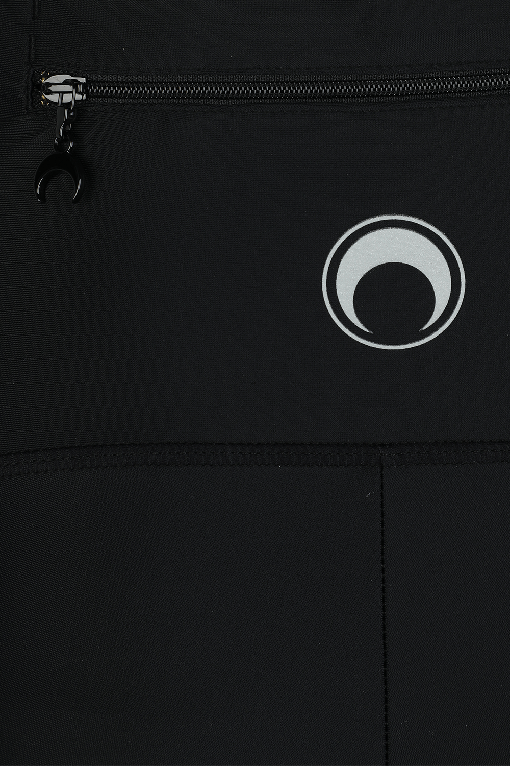 תמונה אחורית של מכנסי טייץ קצרים שחורים