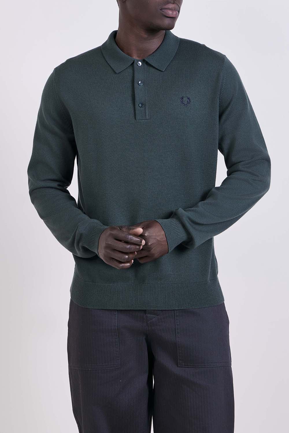 תמונת דוגמן קידמית של חולצת פולו ארוכה