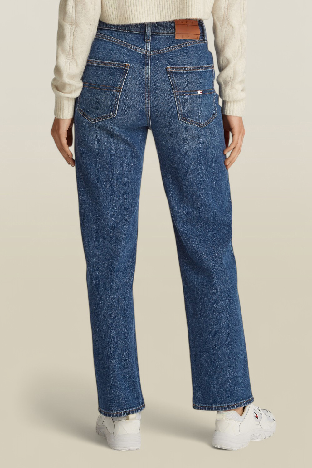 תמונת דוגמן אחורית של מכנסי ג'ינס בגזרת סלים ישרה