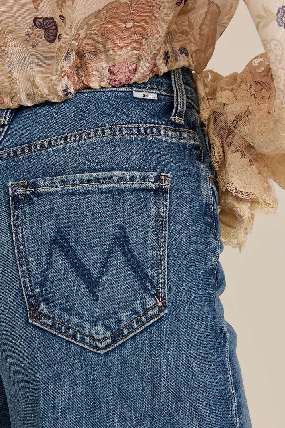 תמונת תקריב דוגמן של מכנסי ג'ינס בגזרה רחבה