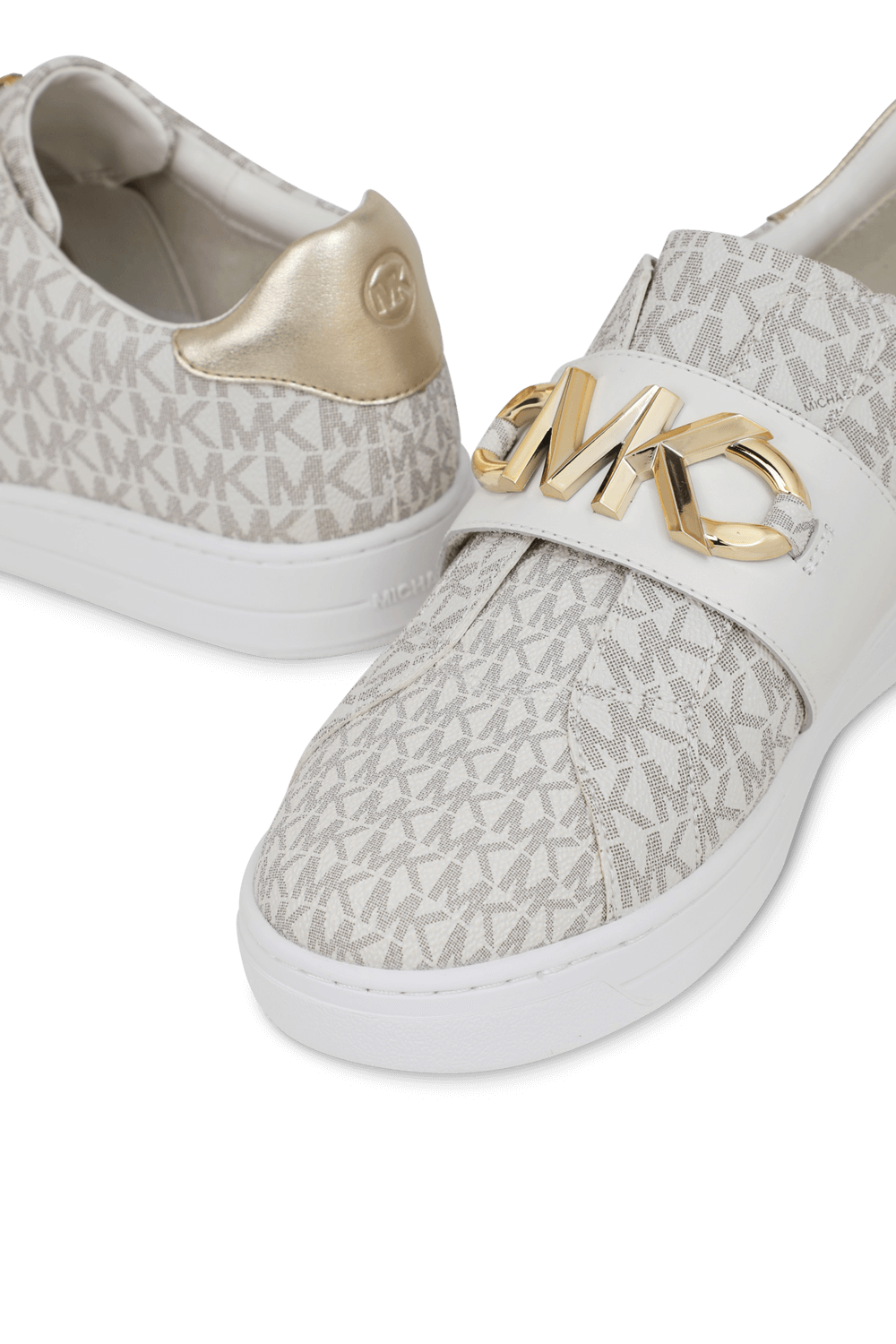 תמונת תקריב של Kenna Chain Link Logo Sneakers in White