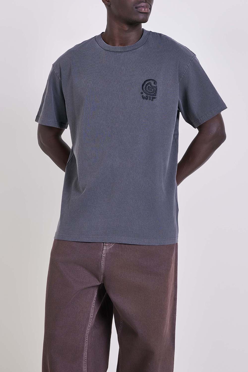 תמונת דוגמן קידמית של חולצת טי בגזרה משוחררת