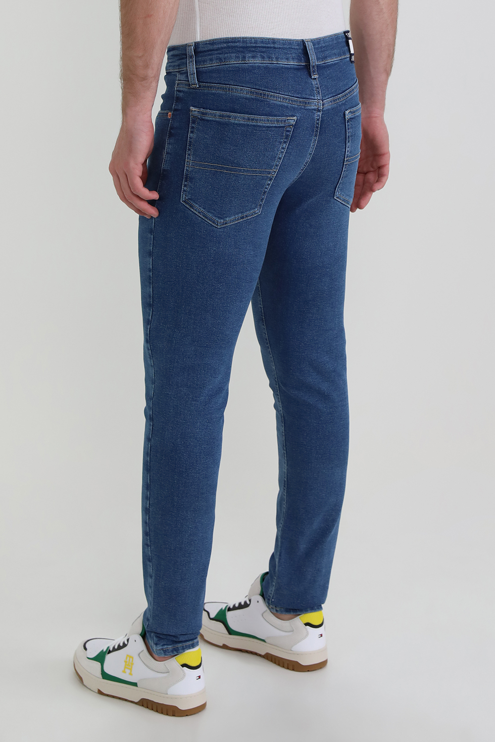 מכנסי ג'ינס בגזרת סקיני TOMMY HILFIGER