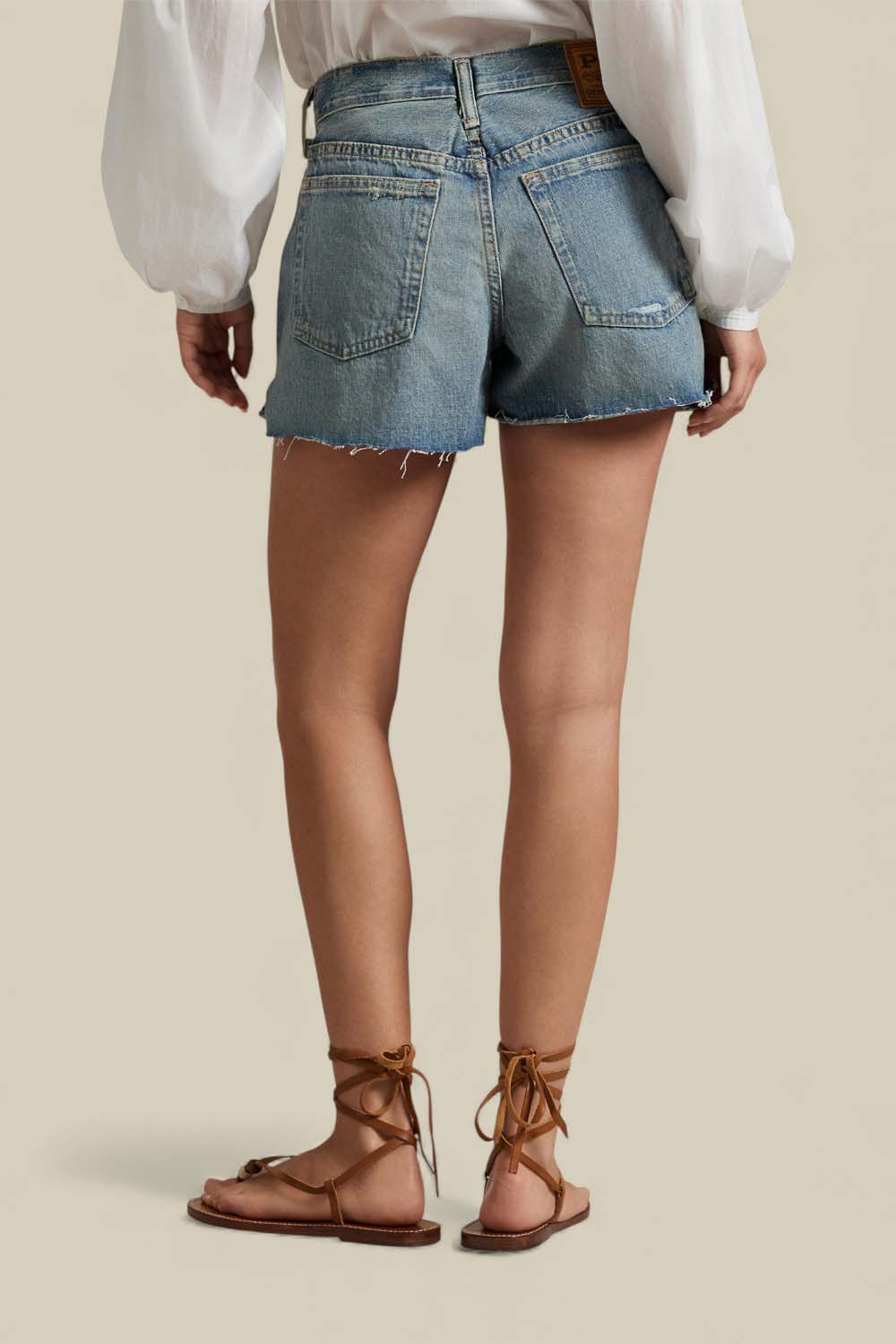 תמונת דוגמן אחורית של מכנסיים קצרים מג'ינס