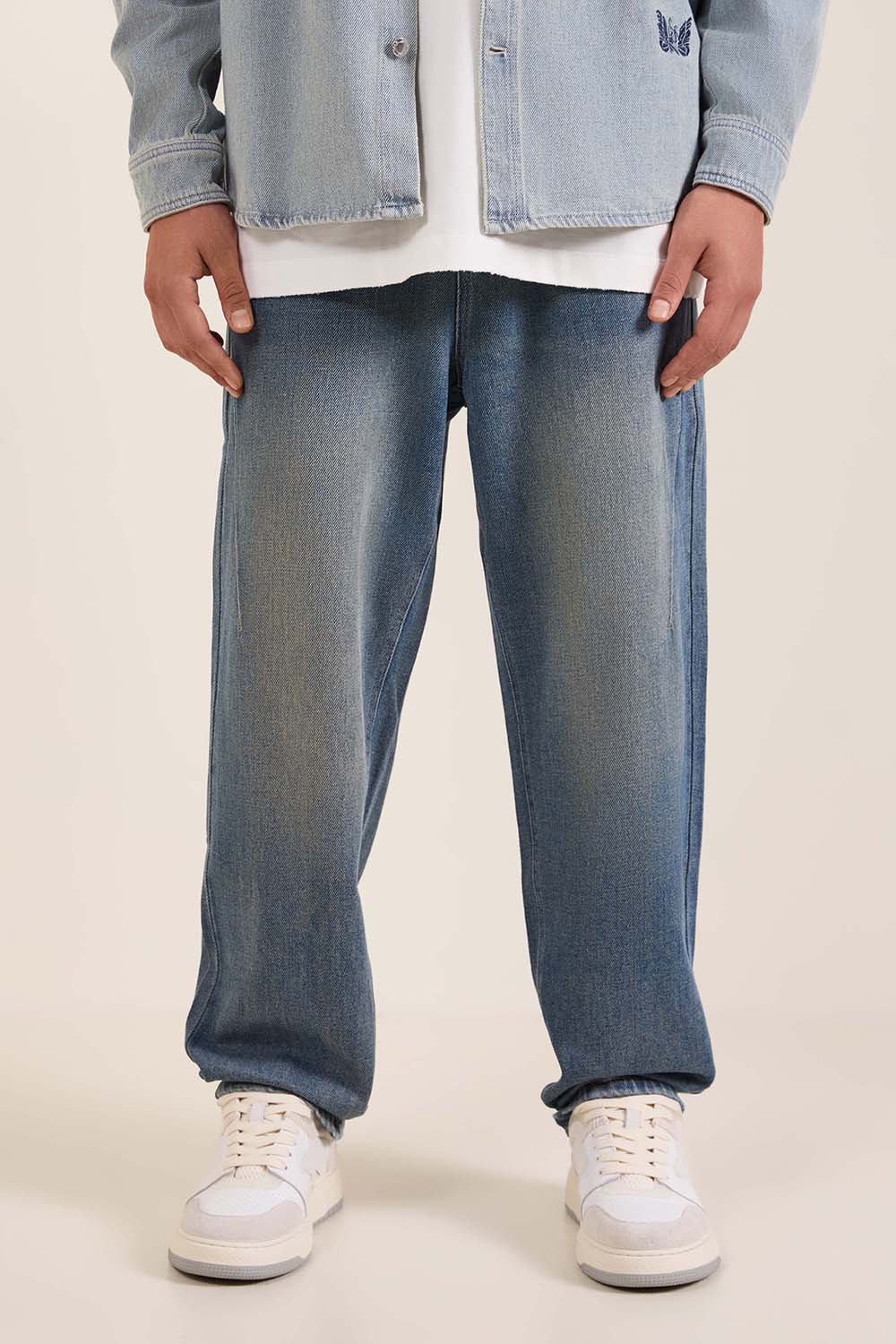 תמונת דוגמן קידמית של מכנסי ג'ינס מתרחבים