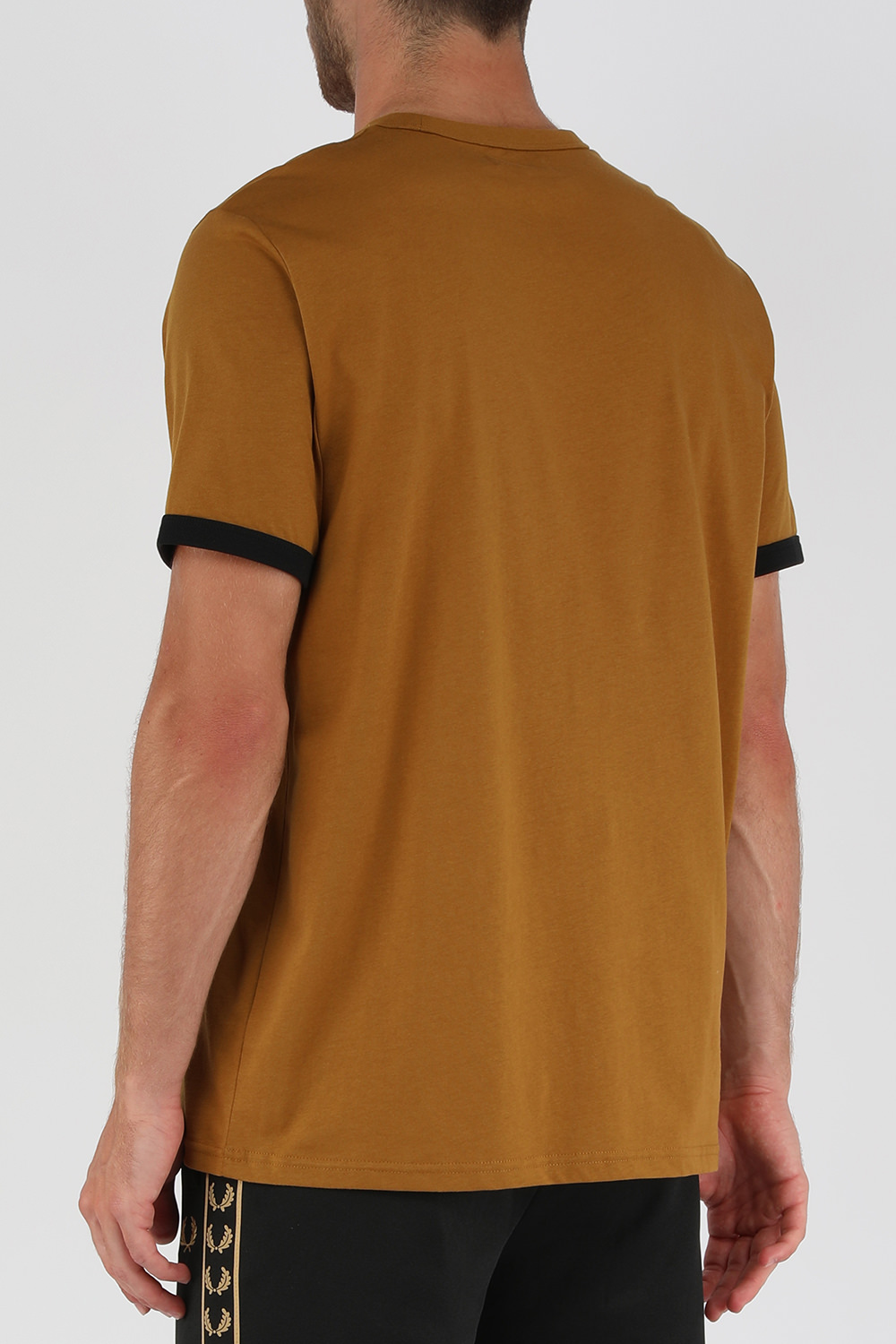 חולצת טי קאמל עם רקמת לוגו רינגר FRED PERRY