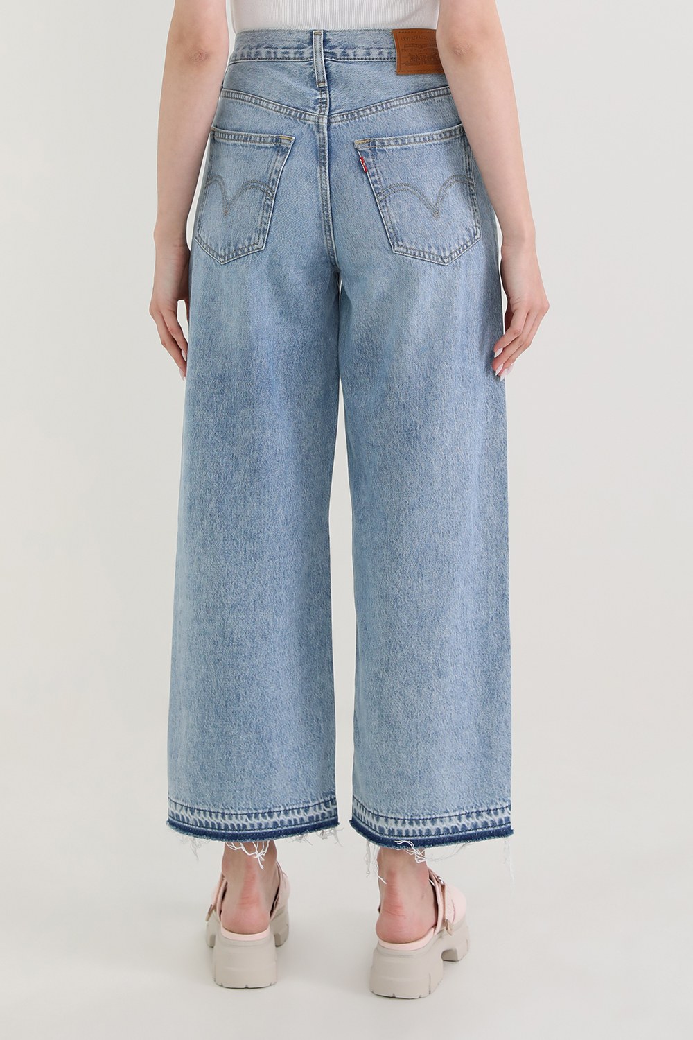 תמונת דוגמן אחורית של מכנסי ג'ינס באגי בגזרה ישרה