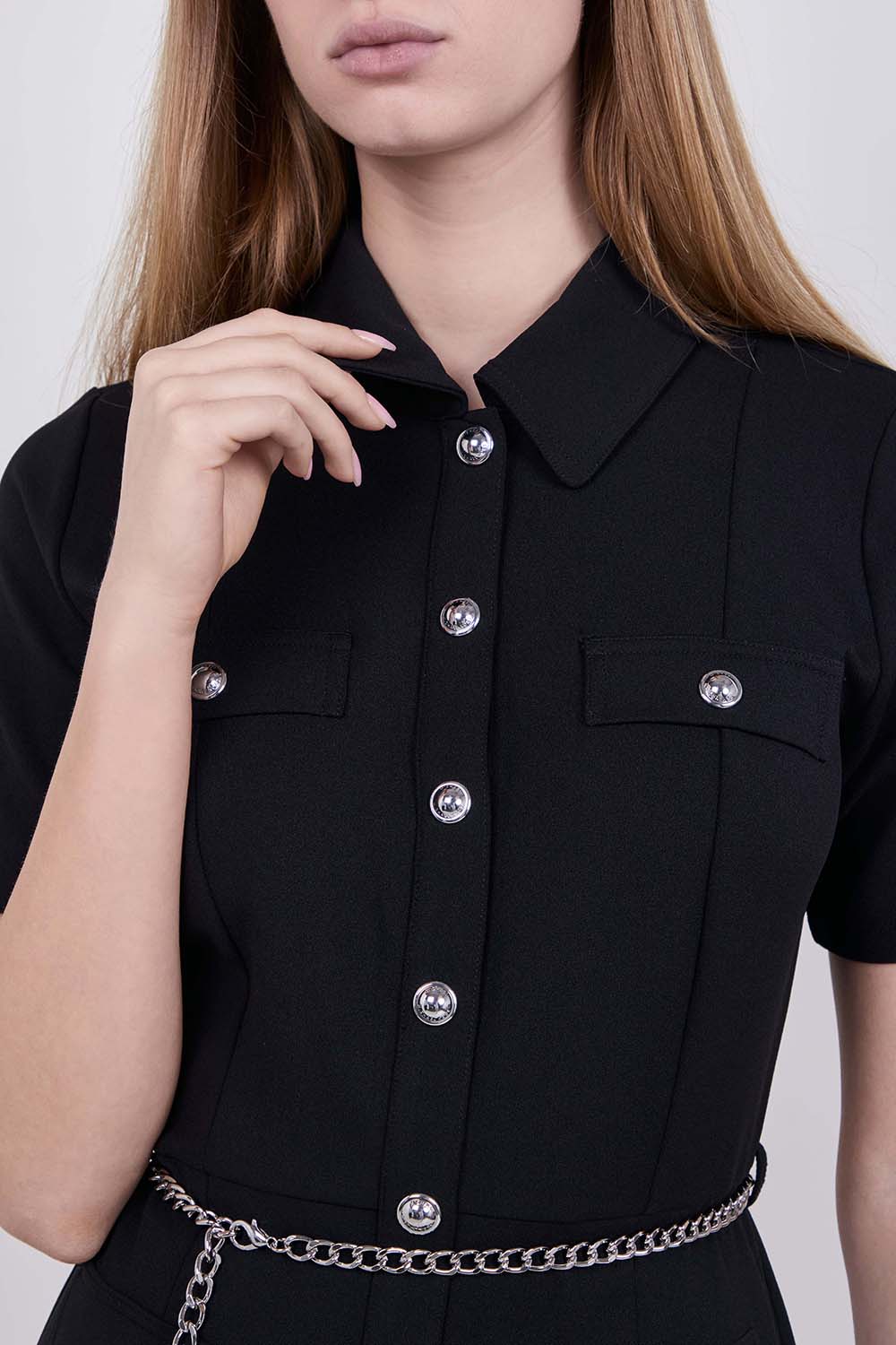 תמונת תקריב דוגמן של שמלת מיני מחוייטת