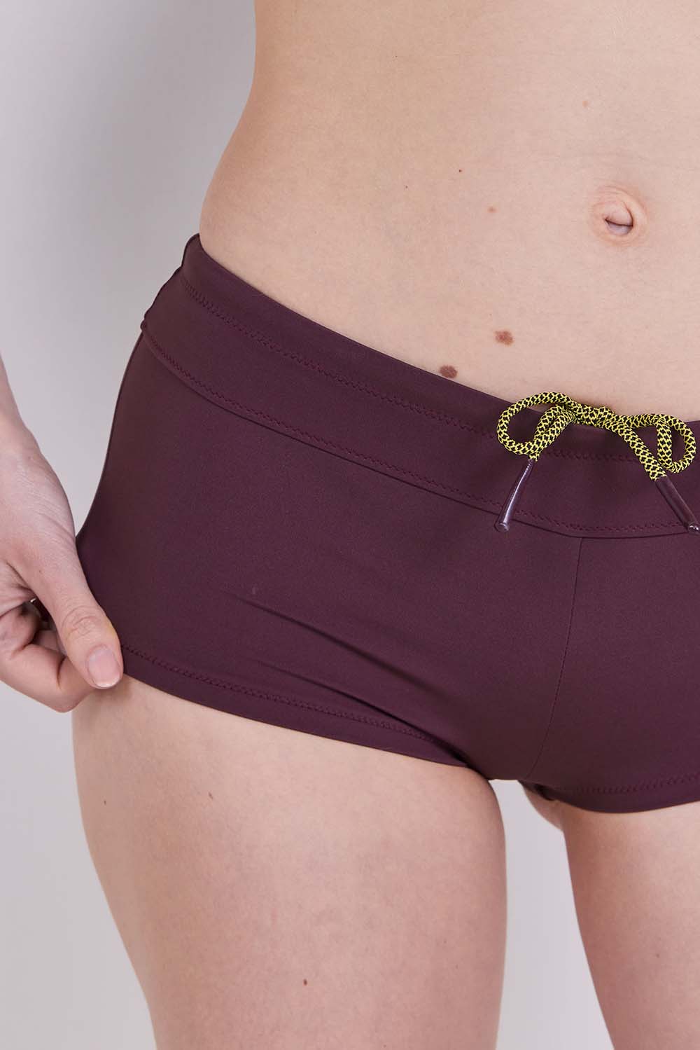 תמונת תקריב דוגמן של מכנסוני בגד ים