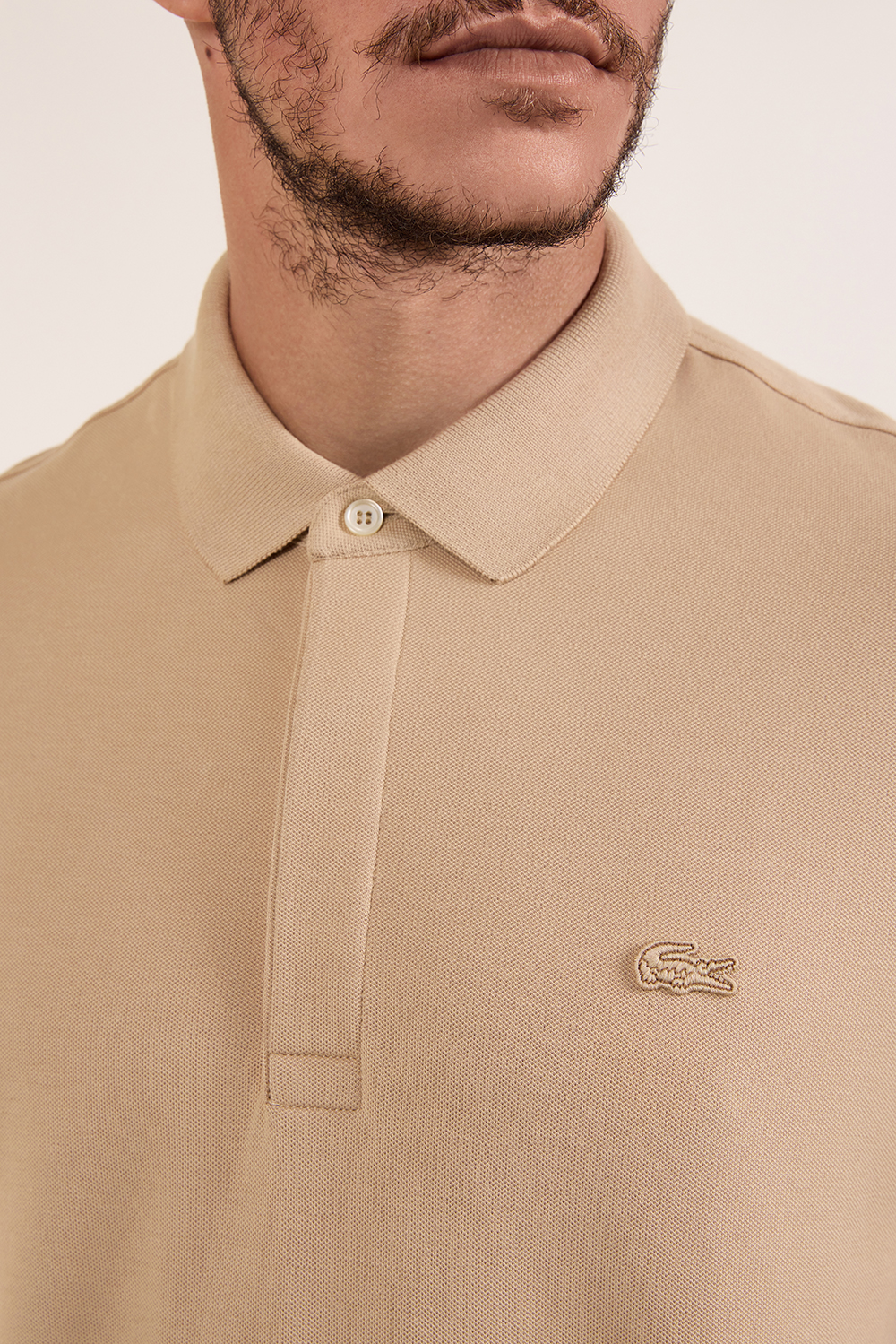 תמונת תקריב דוגמן של חולצת פולו