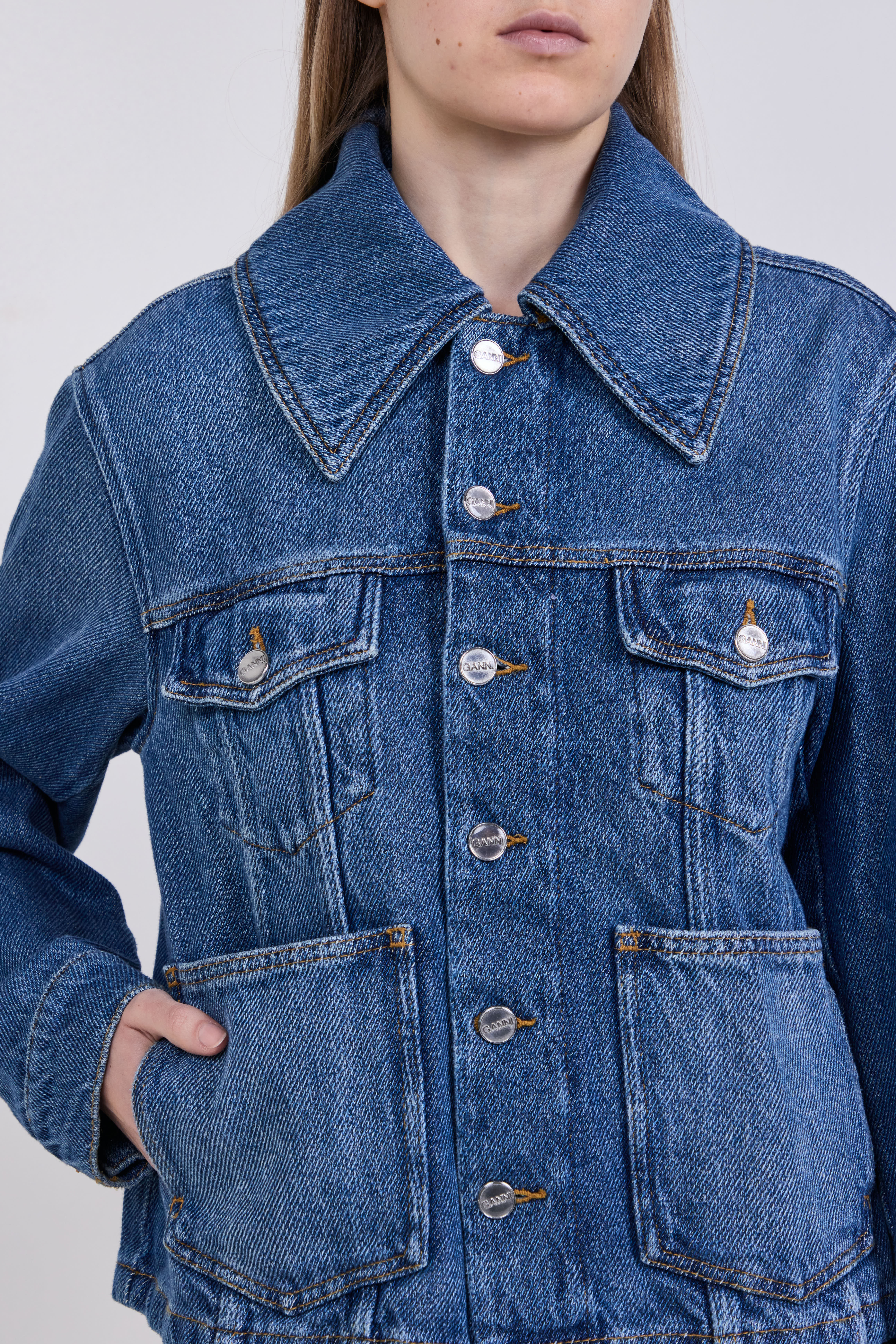 תמונת תקריב דוגמן של ז'קט ג'ינס