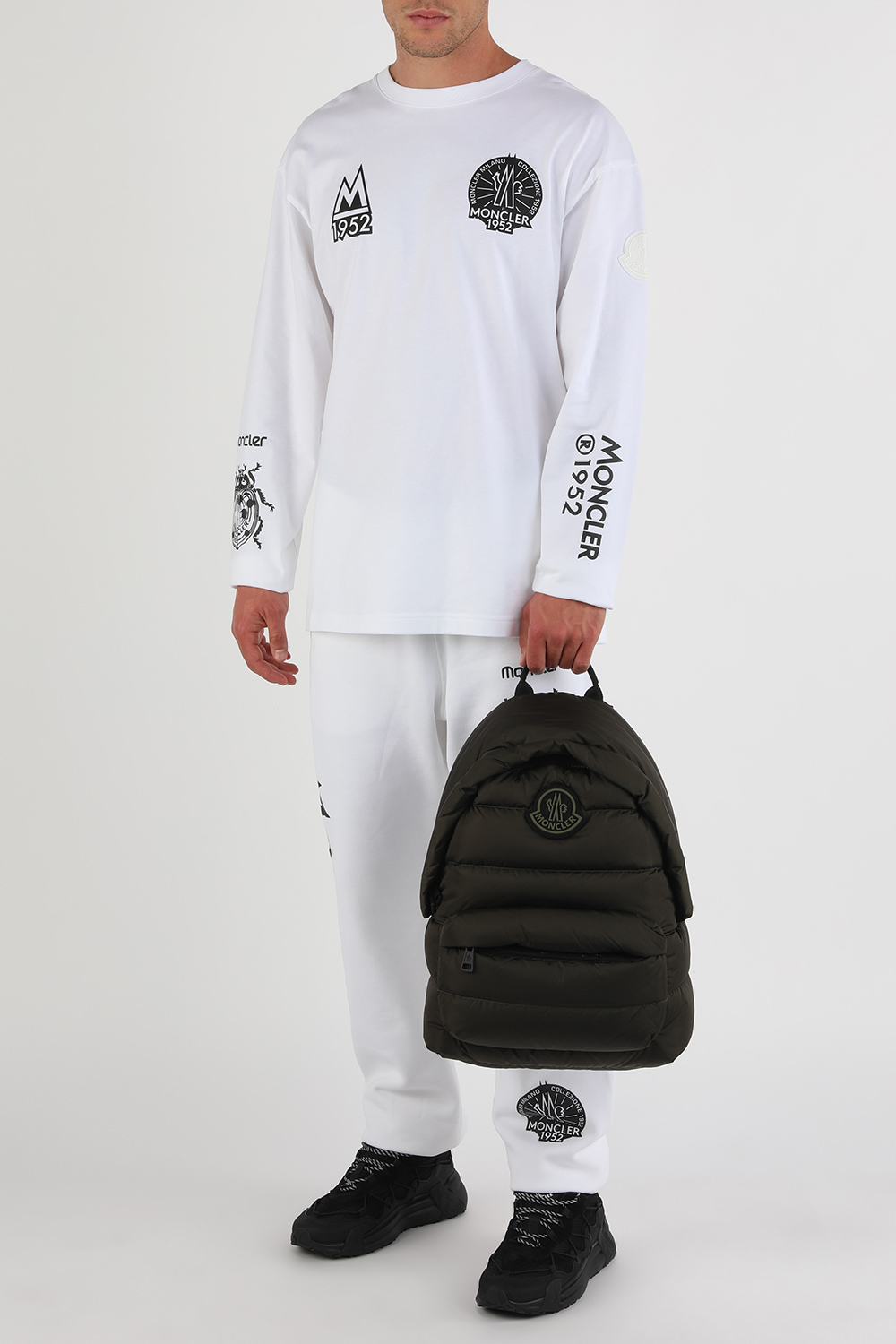 תמונת דוגמן קידמית של תיק גב בטקסטורה פאפית בגוון חום מבריק