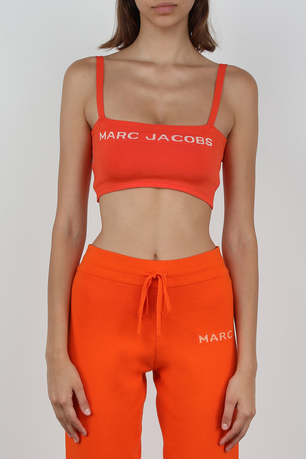 תמונת דוגמן קידמית של קרופ טופ כתום עם לוגו רקום