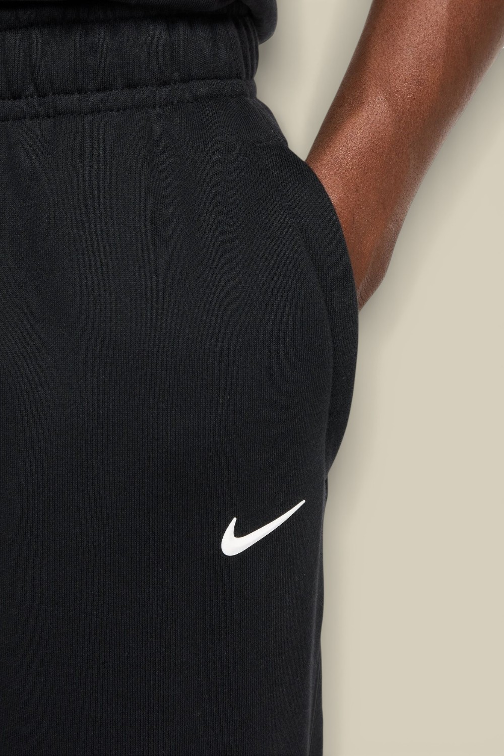 תמונת תקריב דוגמן של מכנסי פליז