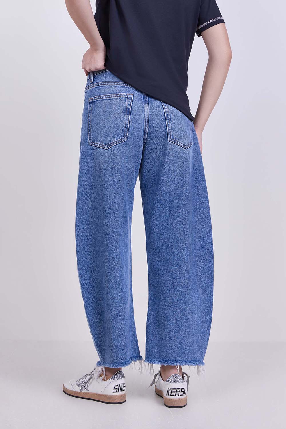 תמונת דוגמן אחורית של מכנסי ג'ינס בגזרה גבוהה