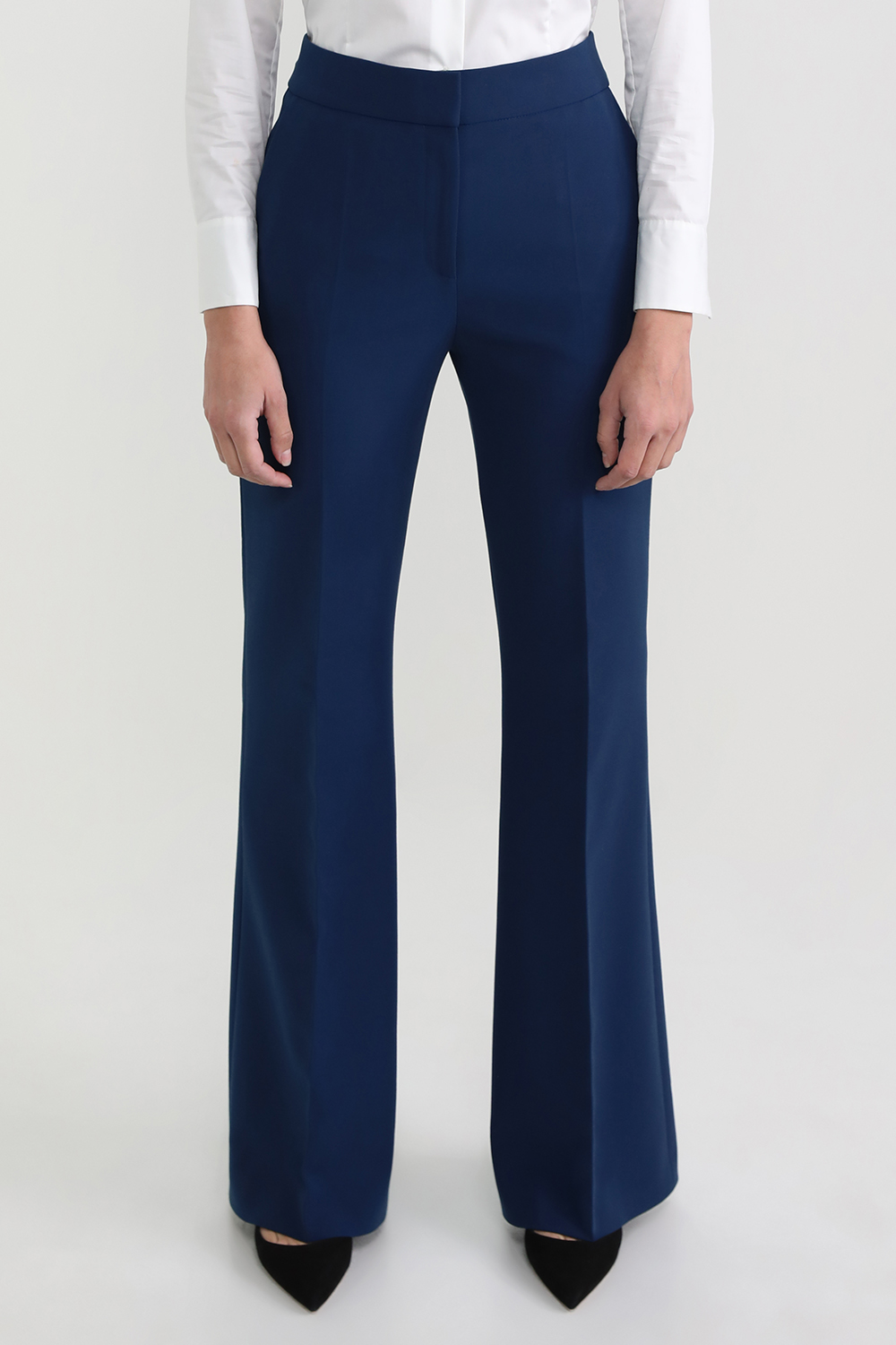 תמונת דוגמן קידמית של מכנסיים מחויטים בגזרה גבוהה