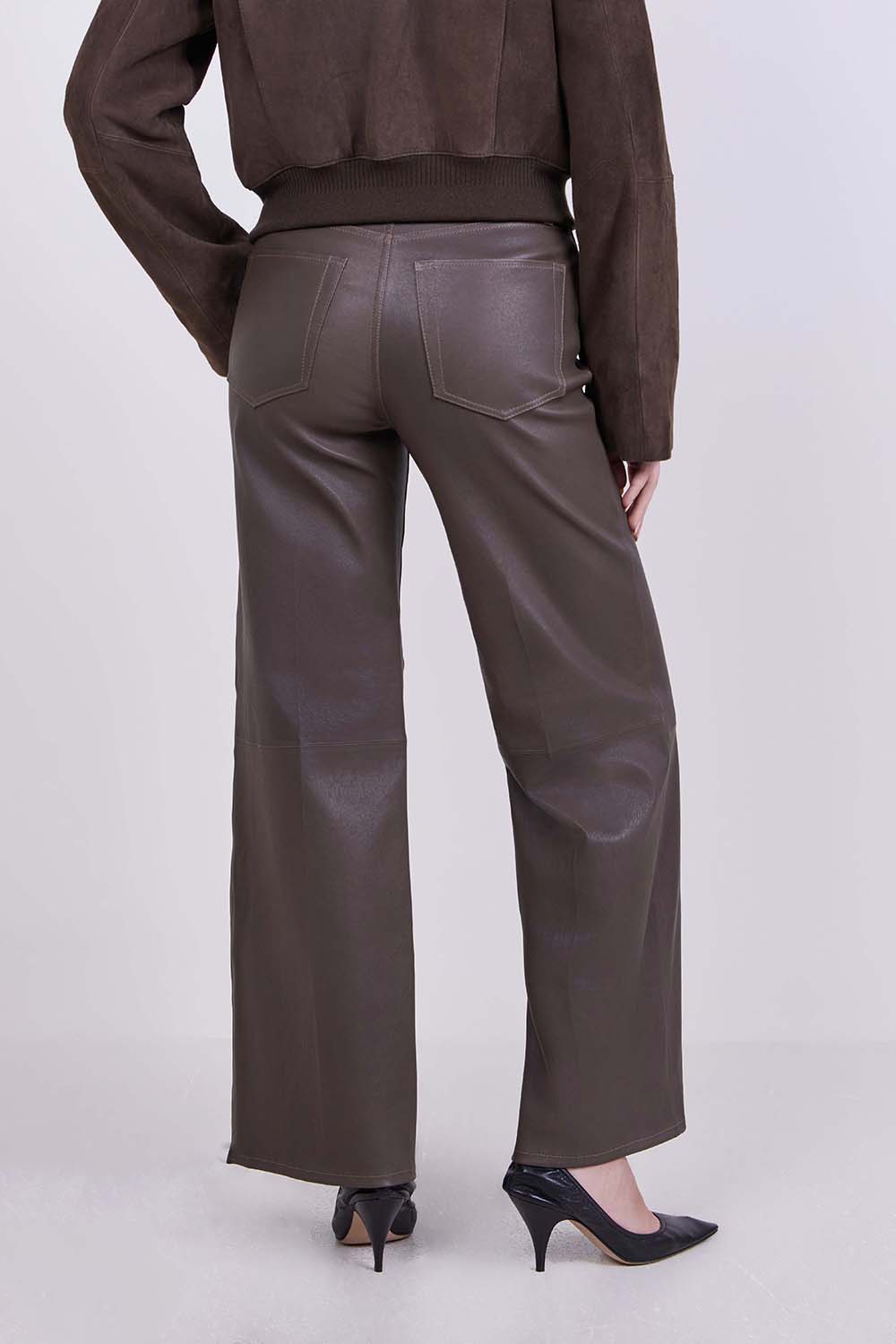 תמונת דוגמן אחורית של מכנסי עור