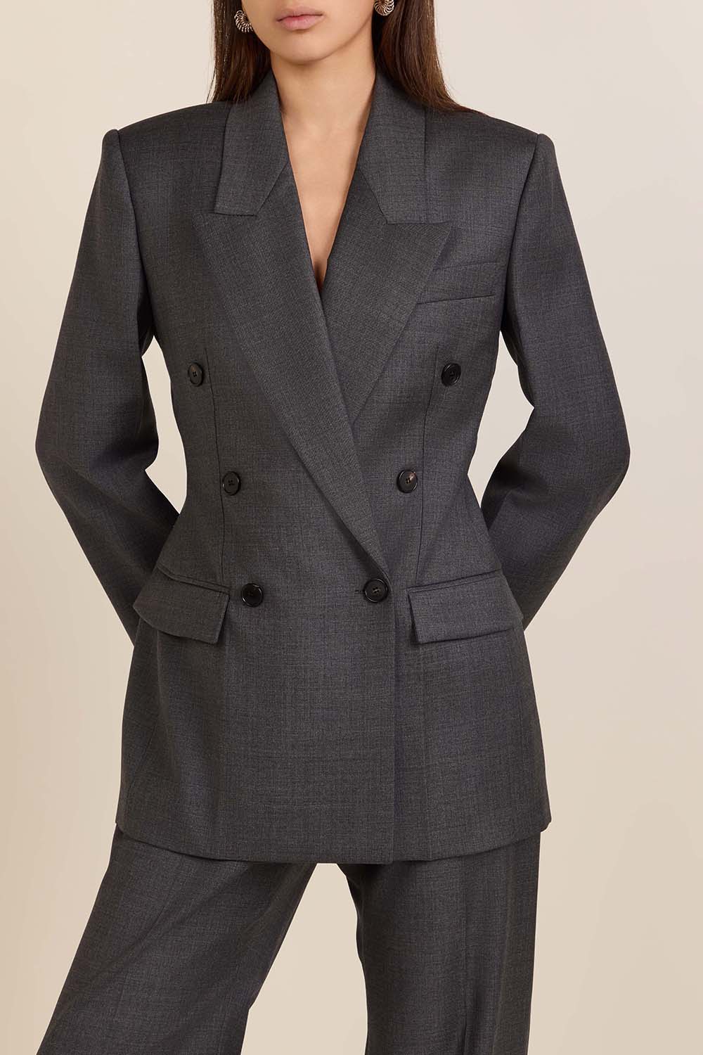 תמונת דוגמן קידמית של בלייזר מחויט