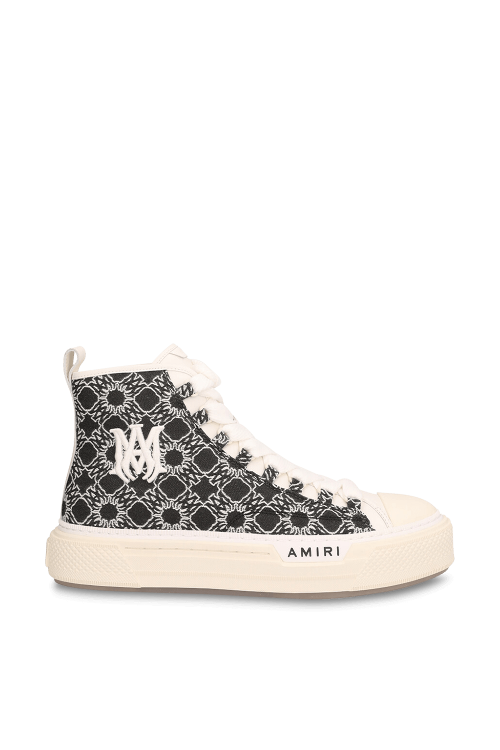 תמונה קידמית של נעלי סניקרס