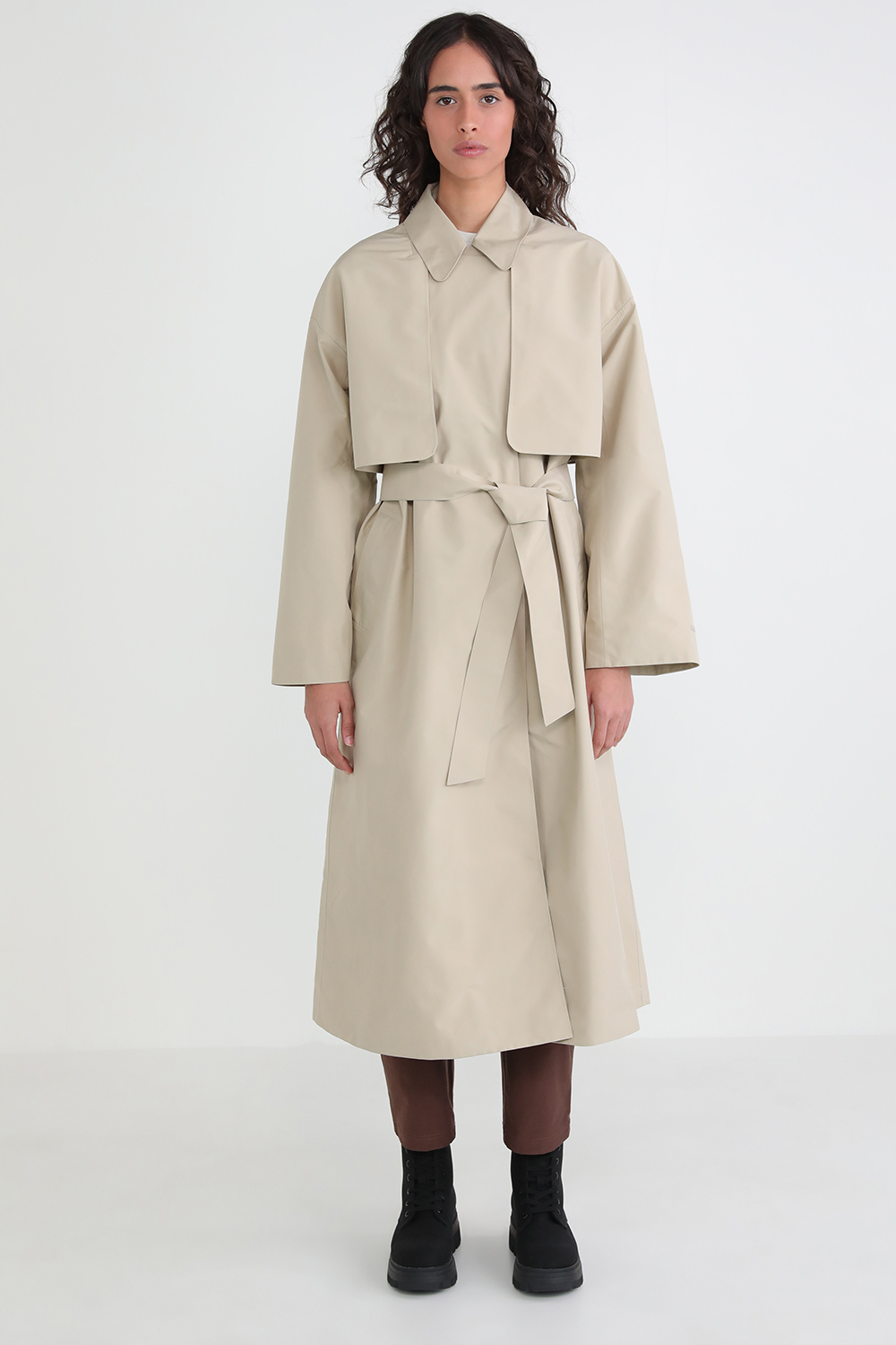 תמונת דוגמן קידמית של Oversized Tie-Waist Trench Coat