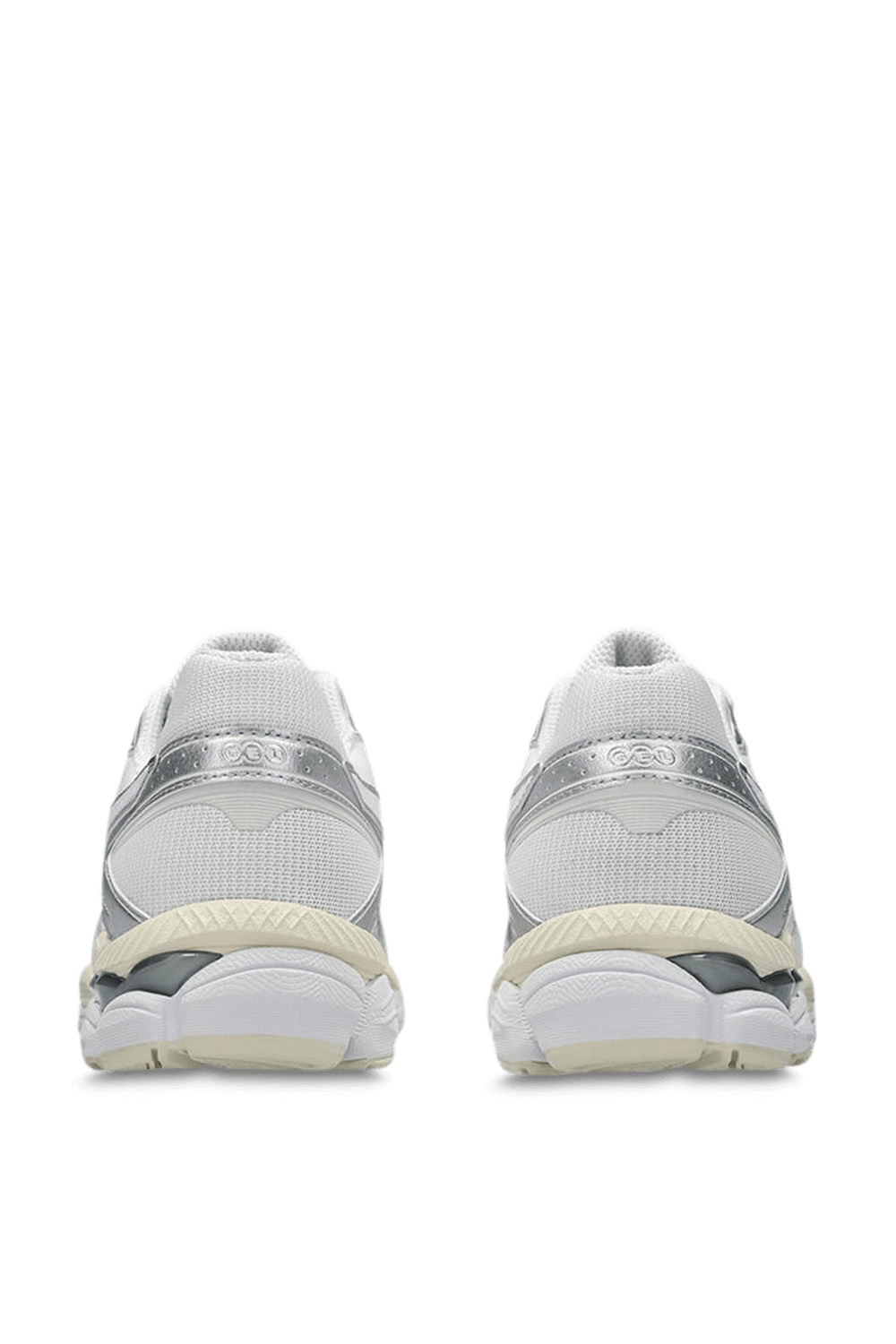 תמונת תקריב של נעלי סניקרס ג'ל קומולוס 16