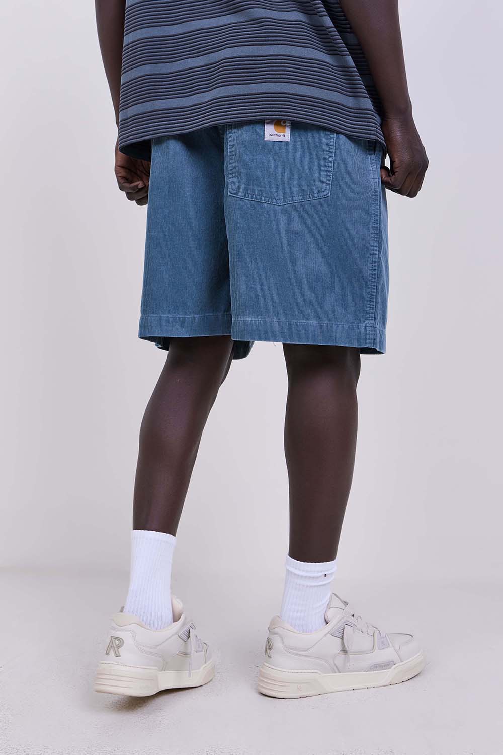 תמונת דוגמן אחורית של מכנסי ברמודה