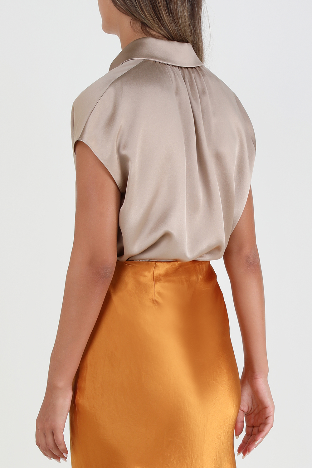 תמונת דוגמן אחורית של חצאית סליפ מידי מסאטן עם שסע