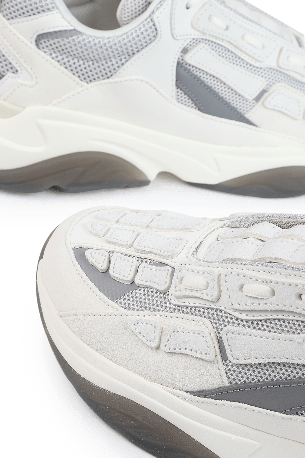 תמונת תקריב של נעלי ריצה בון רטרו לבנות