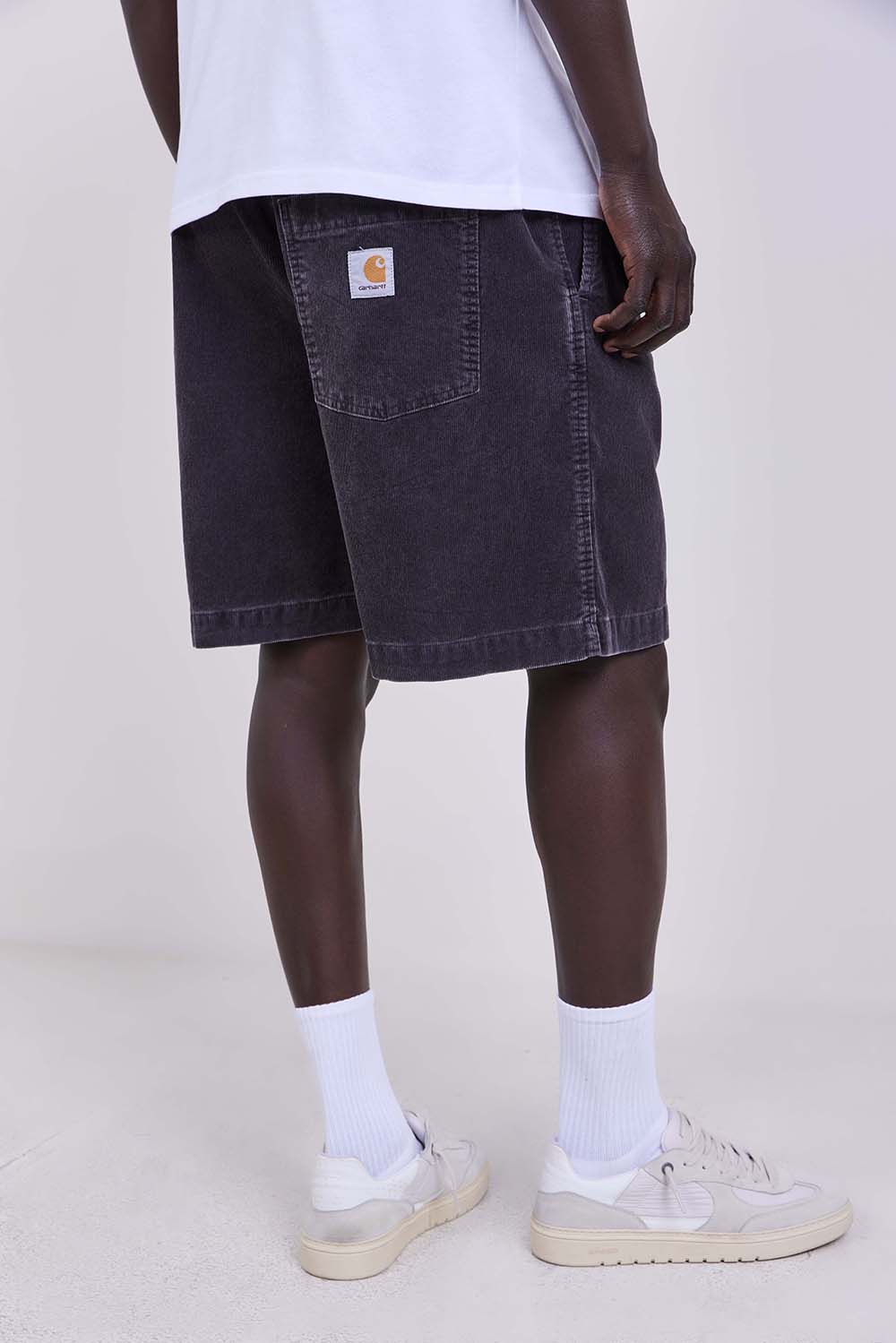 תמונת דוגמן אחורית של מכנסי ברמודה