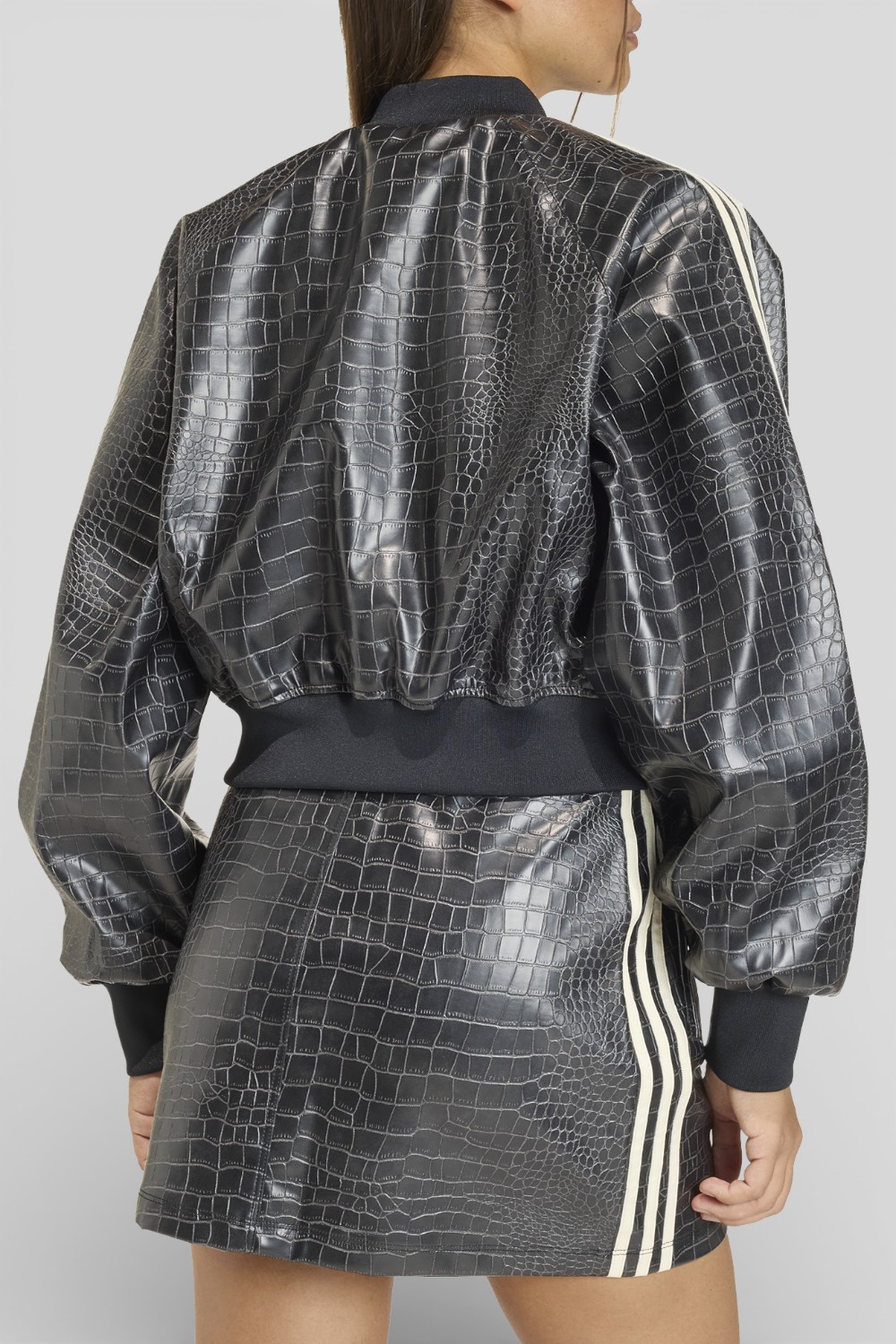 תמונת דוגמן אחורית של ז'קט בומבר דמוי עור