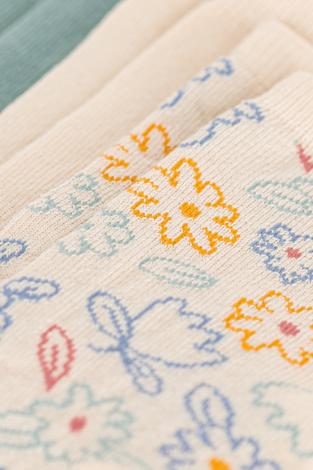 תמונה אחורית של שלוש זוגות גרביים - גילאי 4-14 שנים