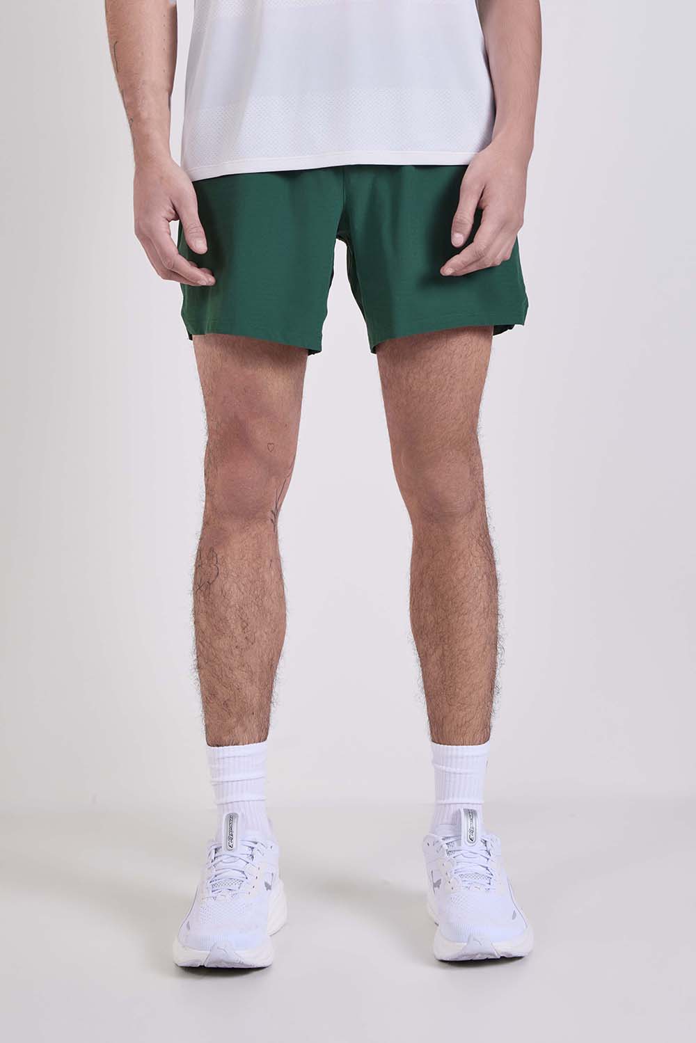 תמונת דוגמן קידמית של Mile Maker Ripstop Lined Short 6''