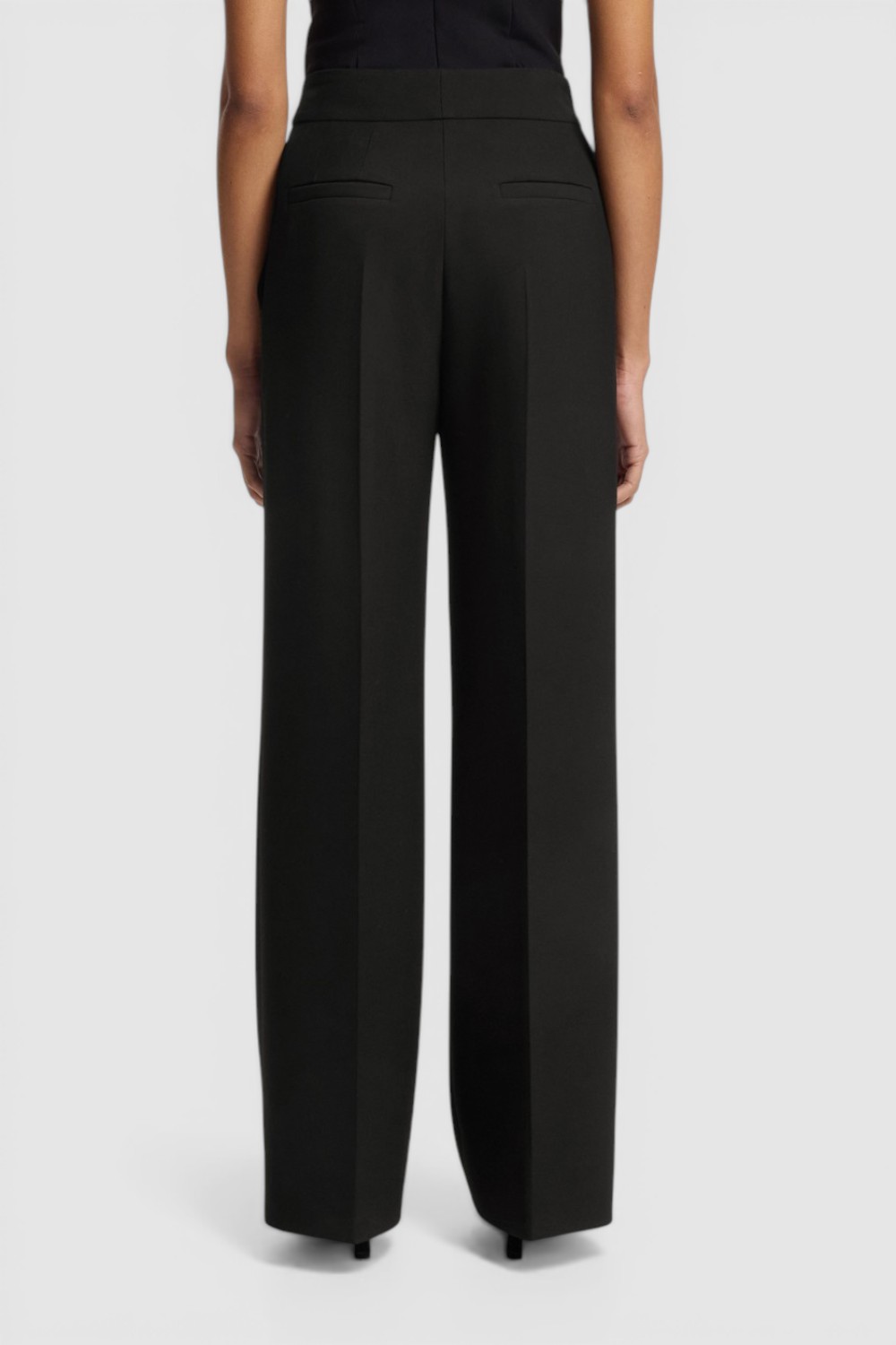 תמונת דוגמן אחורית של מכנסיים מחויטים בגזרה ישרה