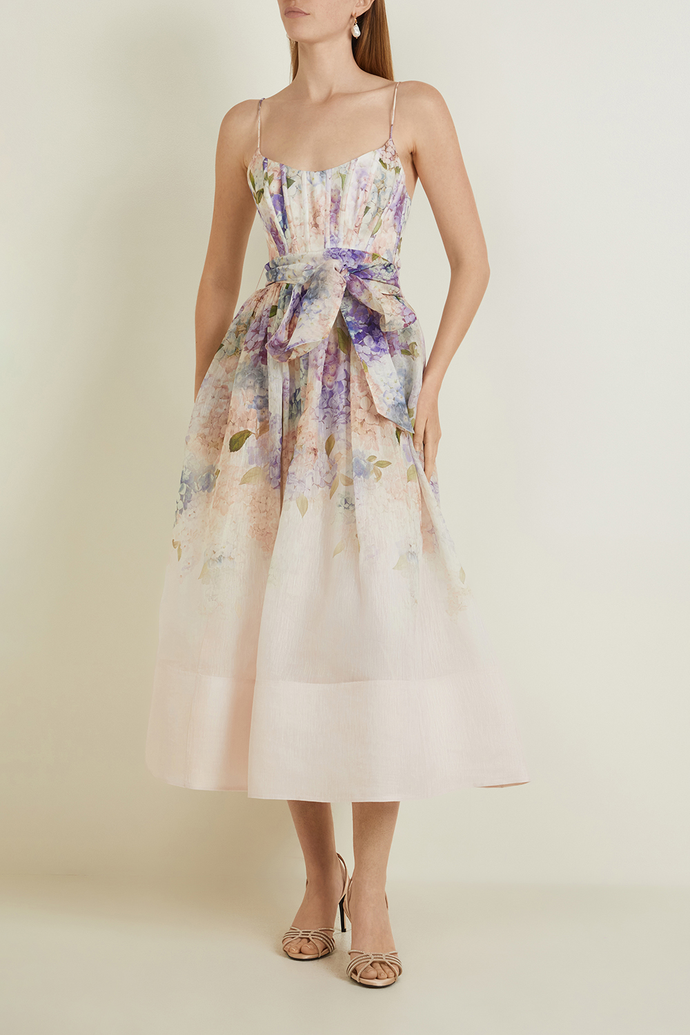 תמונת דוגמן קידמית של שמלת מחוך