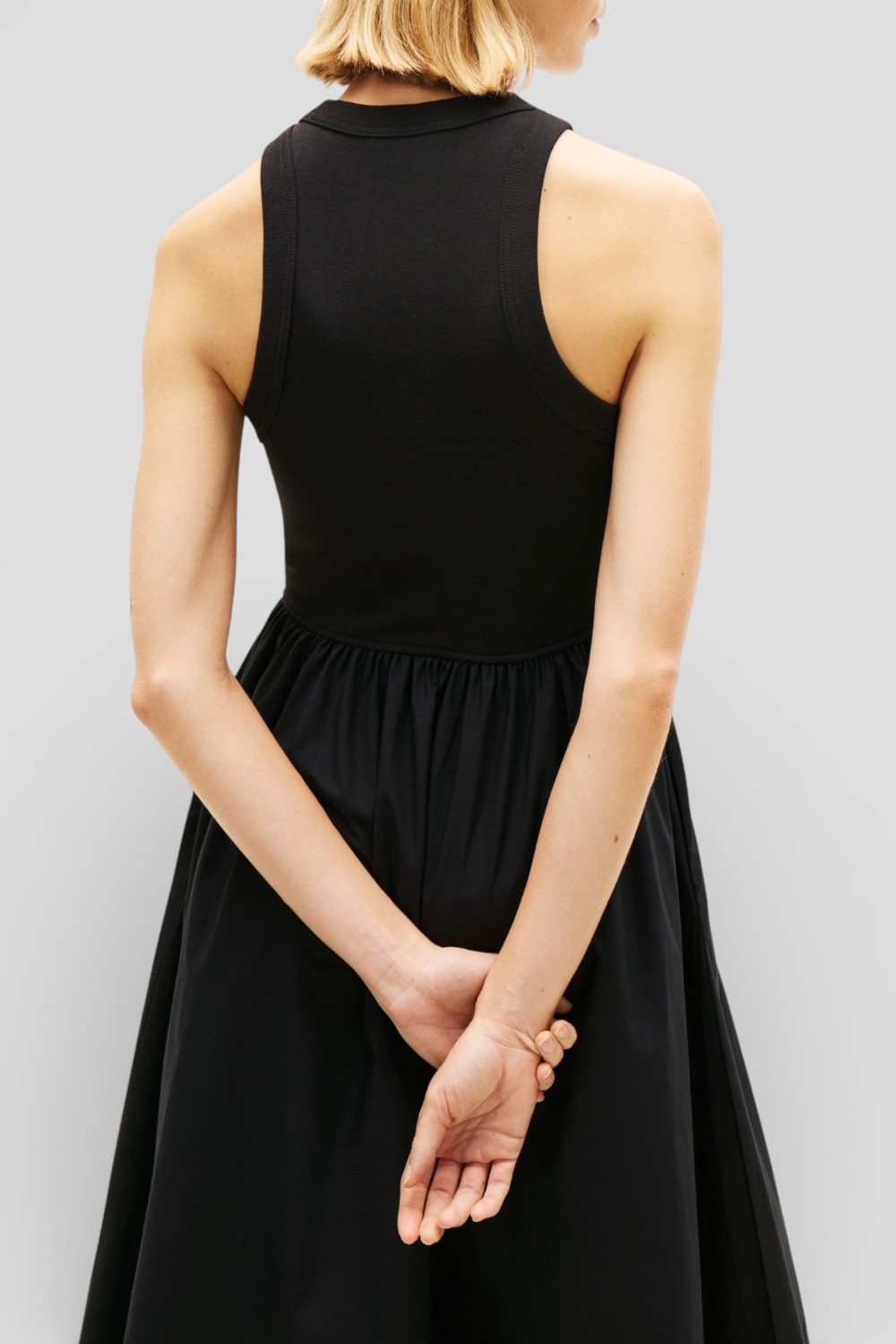 תמונת תקריב דוגמן של שמלה