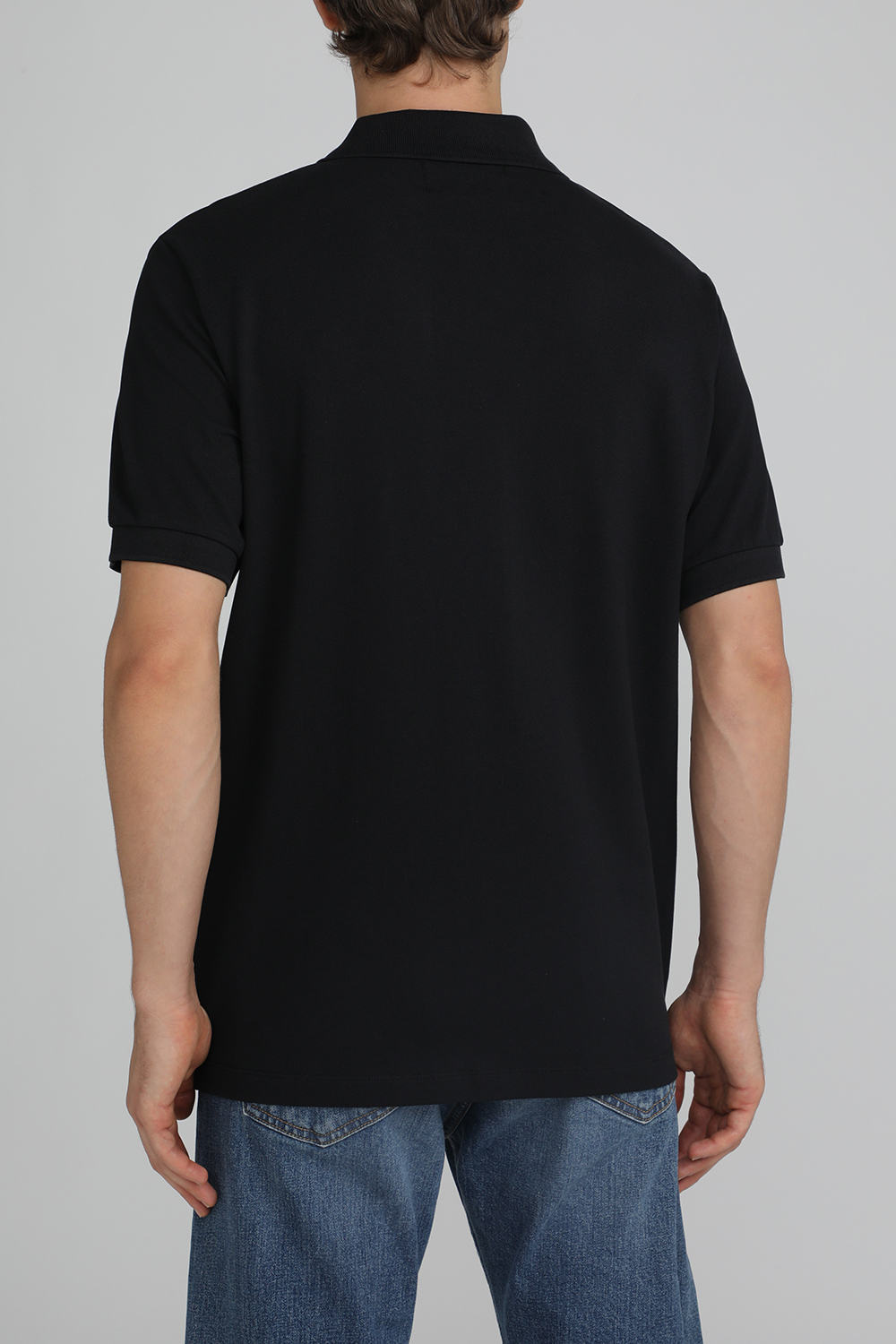 תמונת דוגמן אחורית של חולצת פולו קצרה
