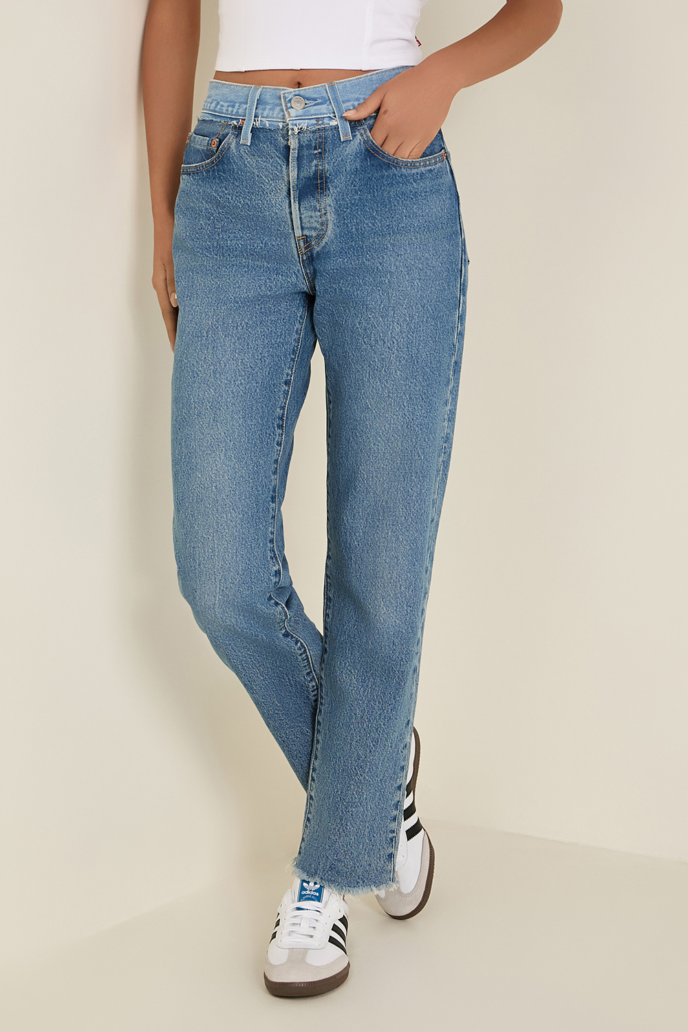 תמונת דוגמן קידמית של מכנסי ג'ינס 501 קרופ ספליט בגזרה ישרה